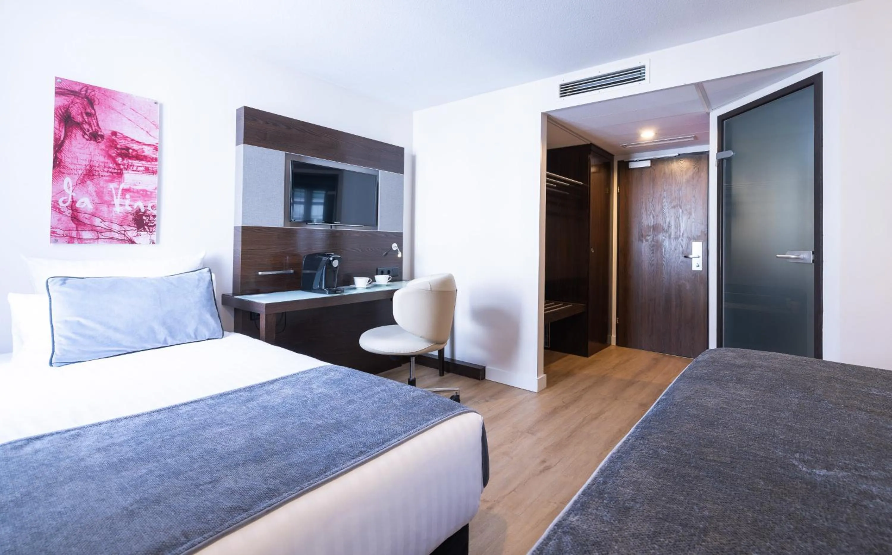 Photo of the whole room, Bed in Leonardo Vienna Westbahnhof