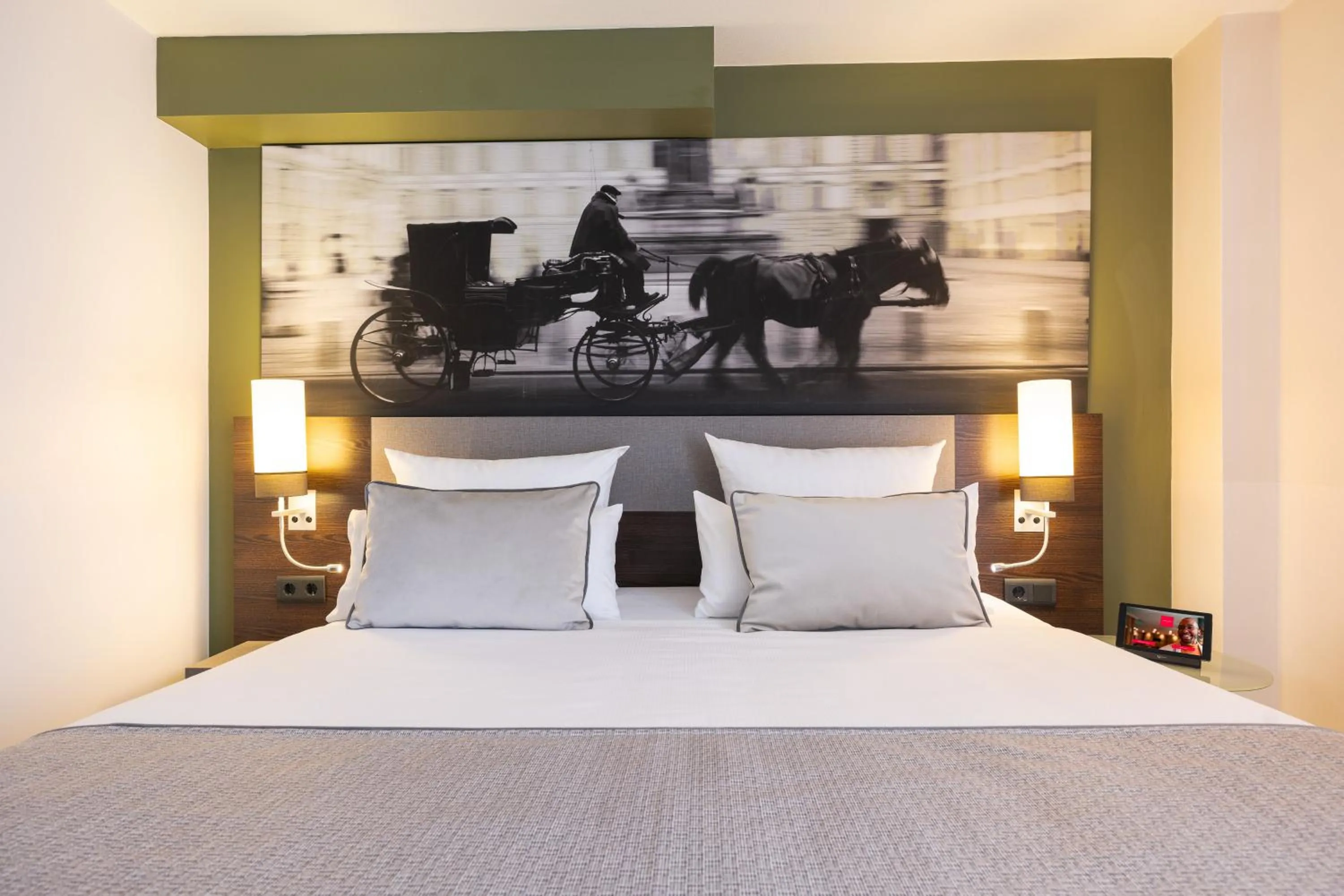 Photo of the whole room, Bed in Leonardo Vienna Westbahnhof