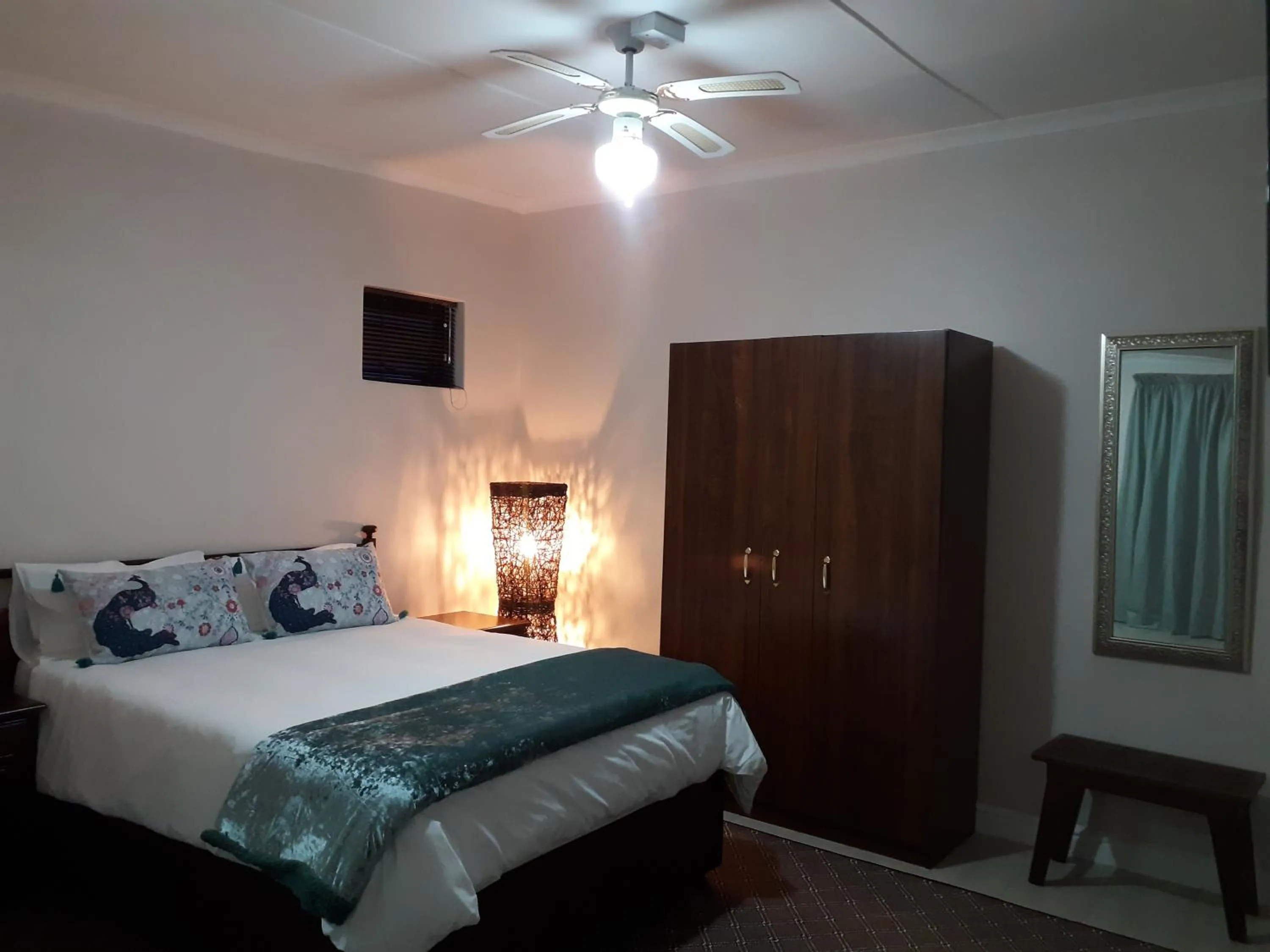 Bedroom, Bed in Field's Rest