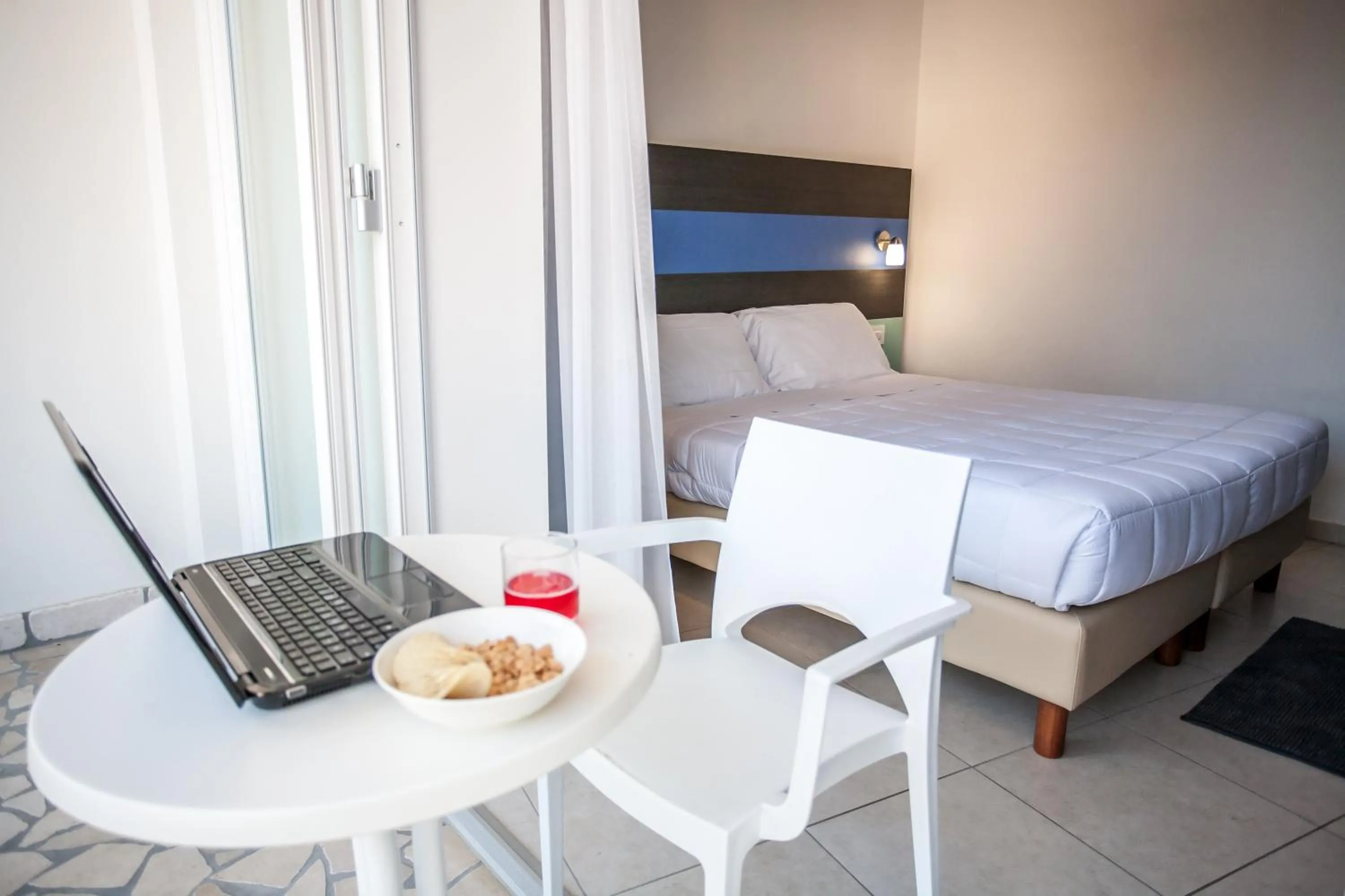 Balcony/Terrace, Bed in Hotel Oceanomare