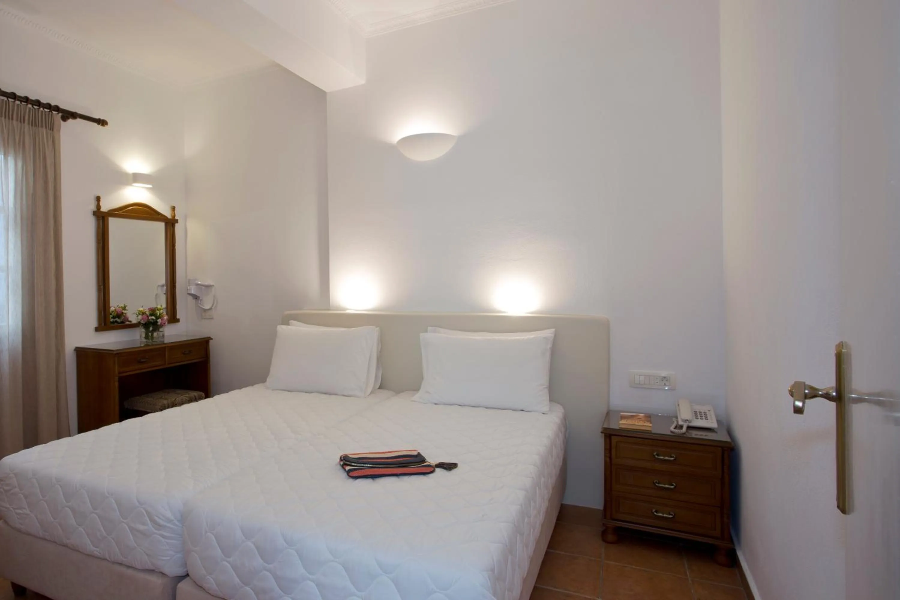 Bedroom, Bed in Alexandra Hotel