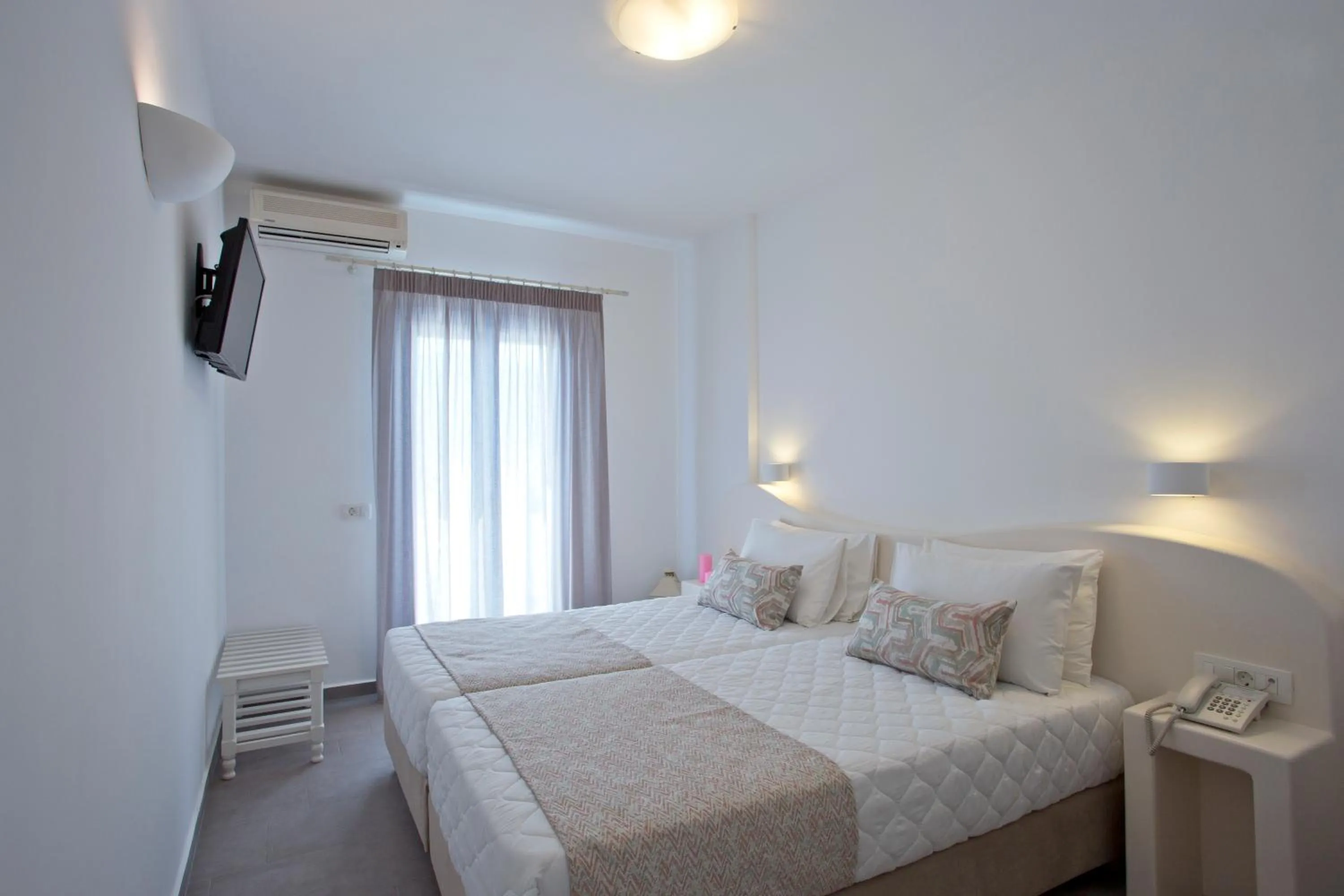 Bedroom, Bed in Alexandra Hotel