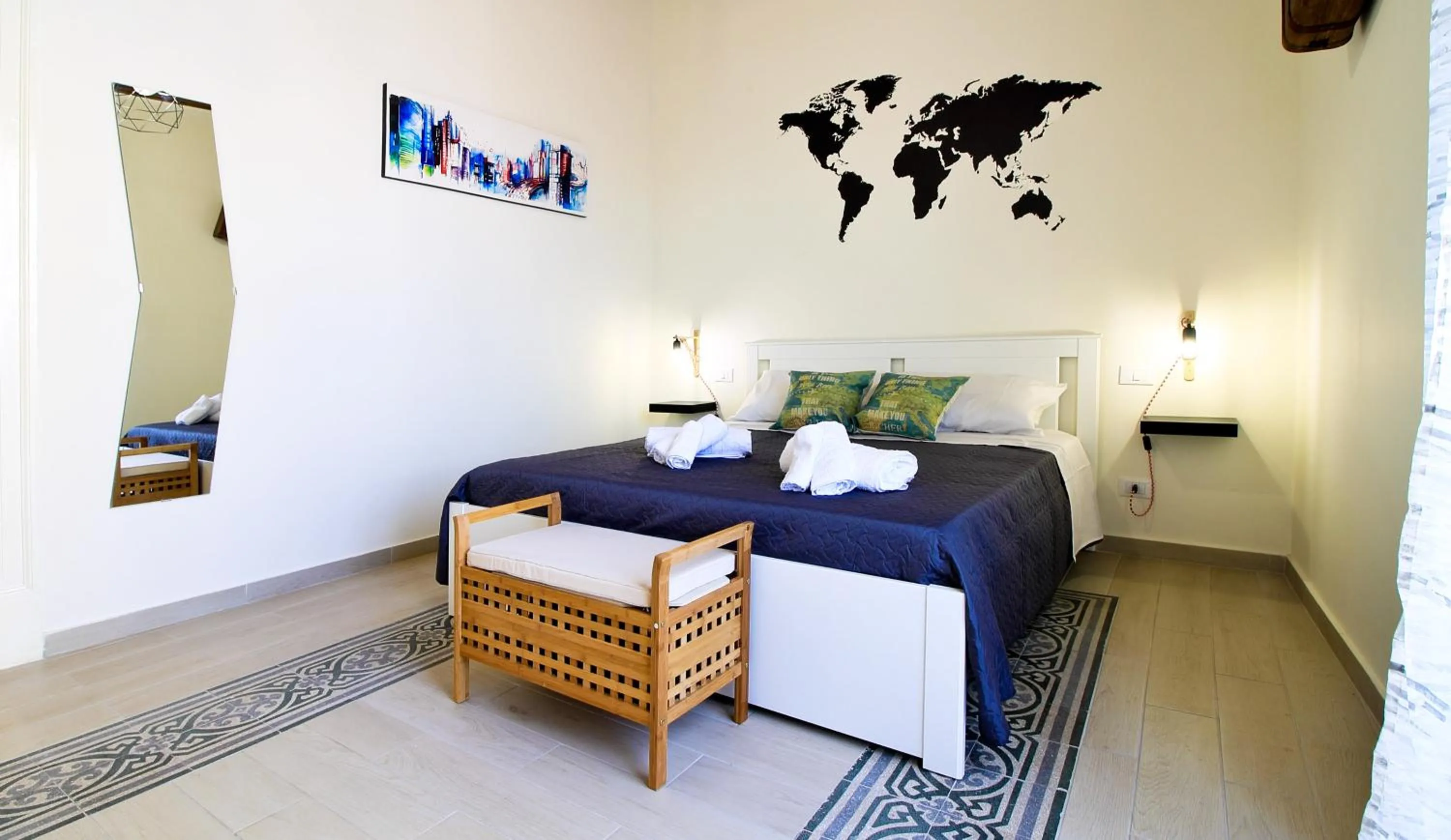 Bedroom, Bed in centruMaqueda