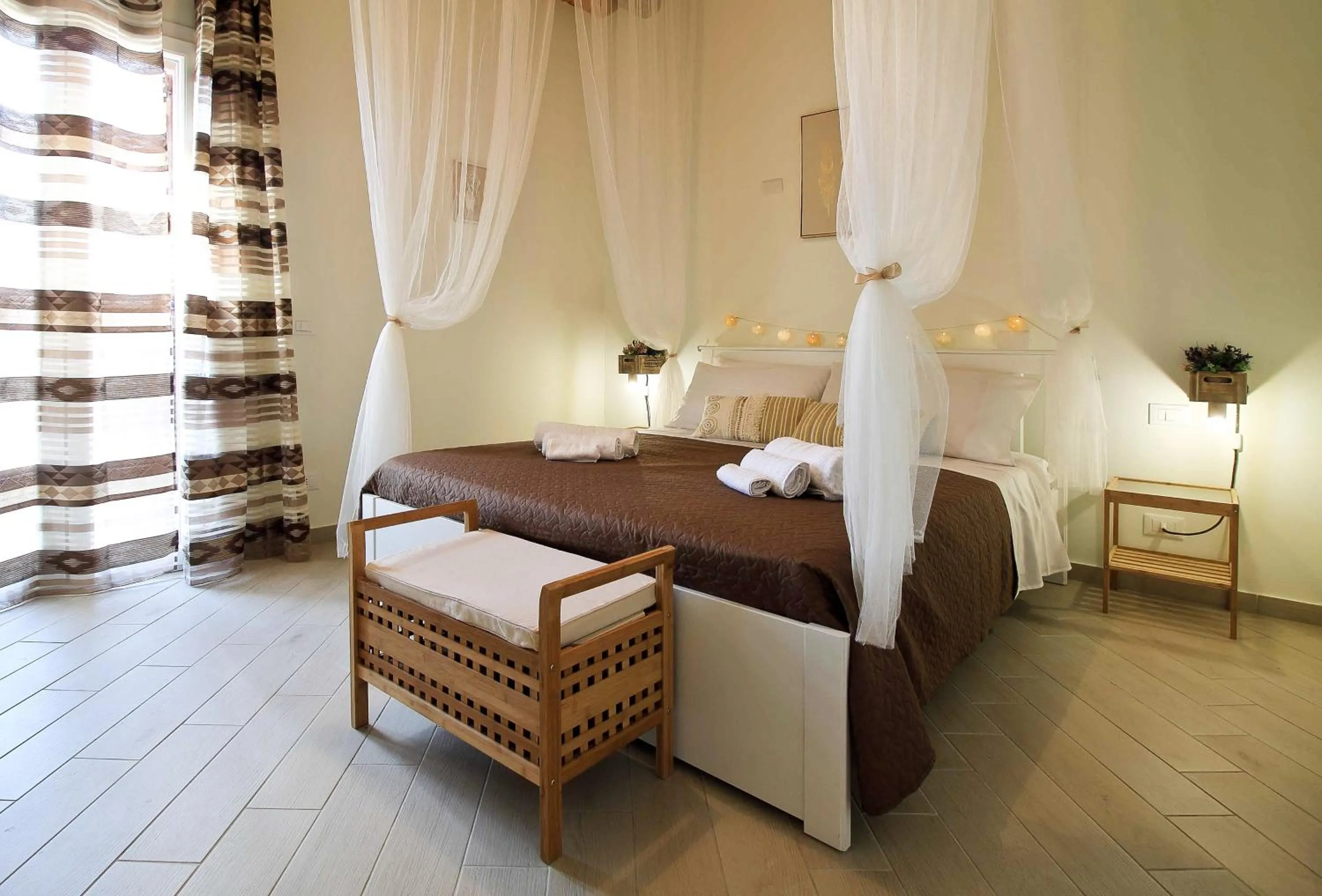 Bedroom, Bed in centruMaqueda