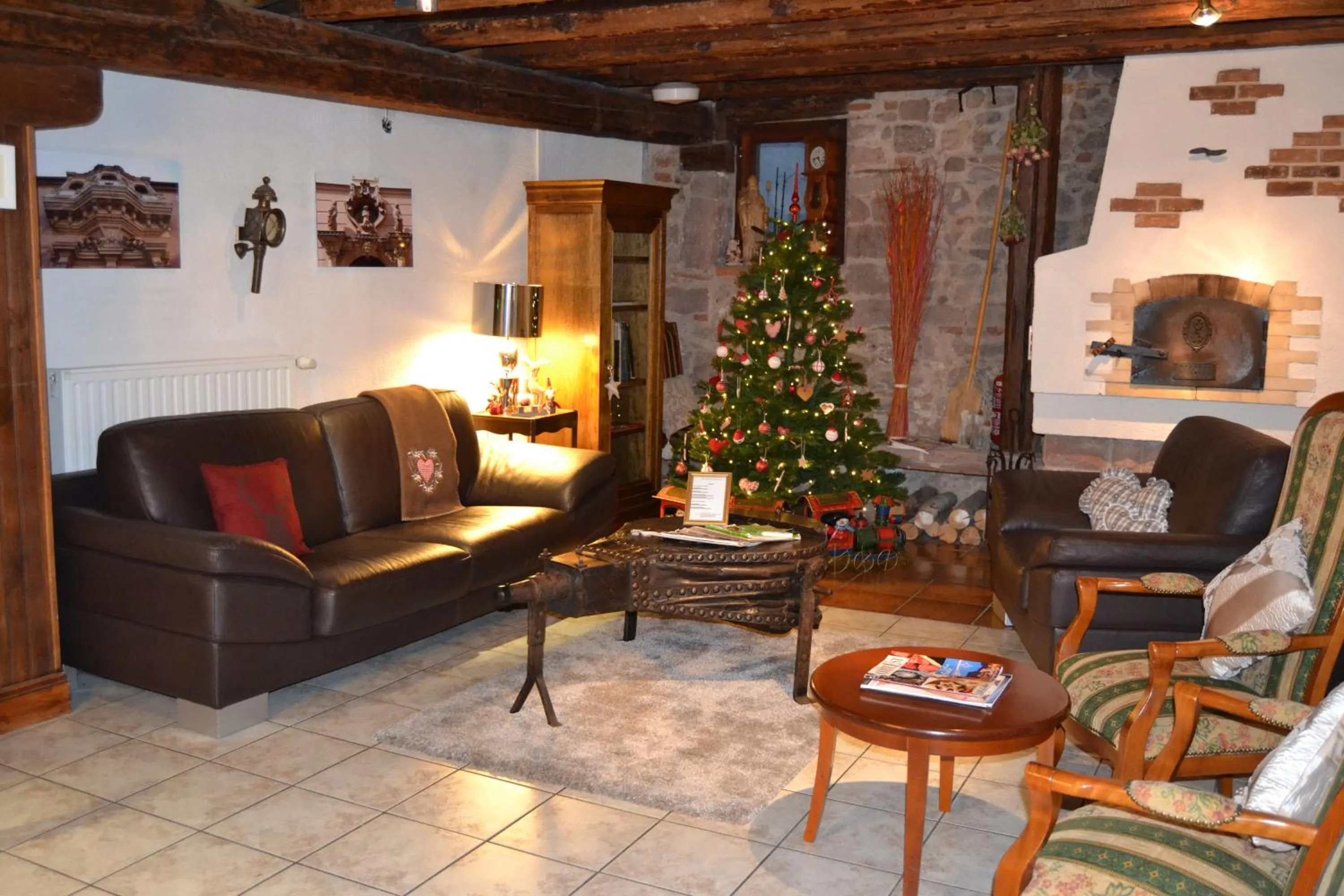 Communal lounge/ TV room in Hôtel le Saint Nicolas