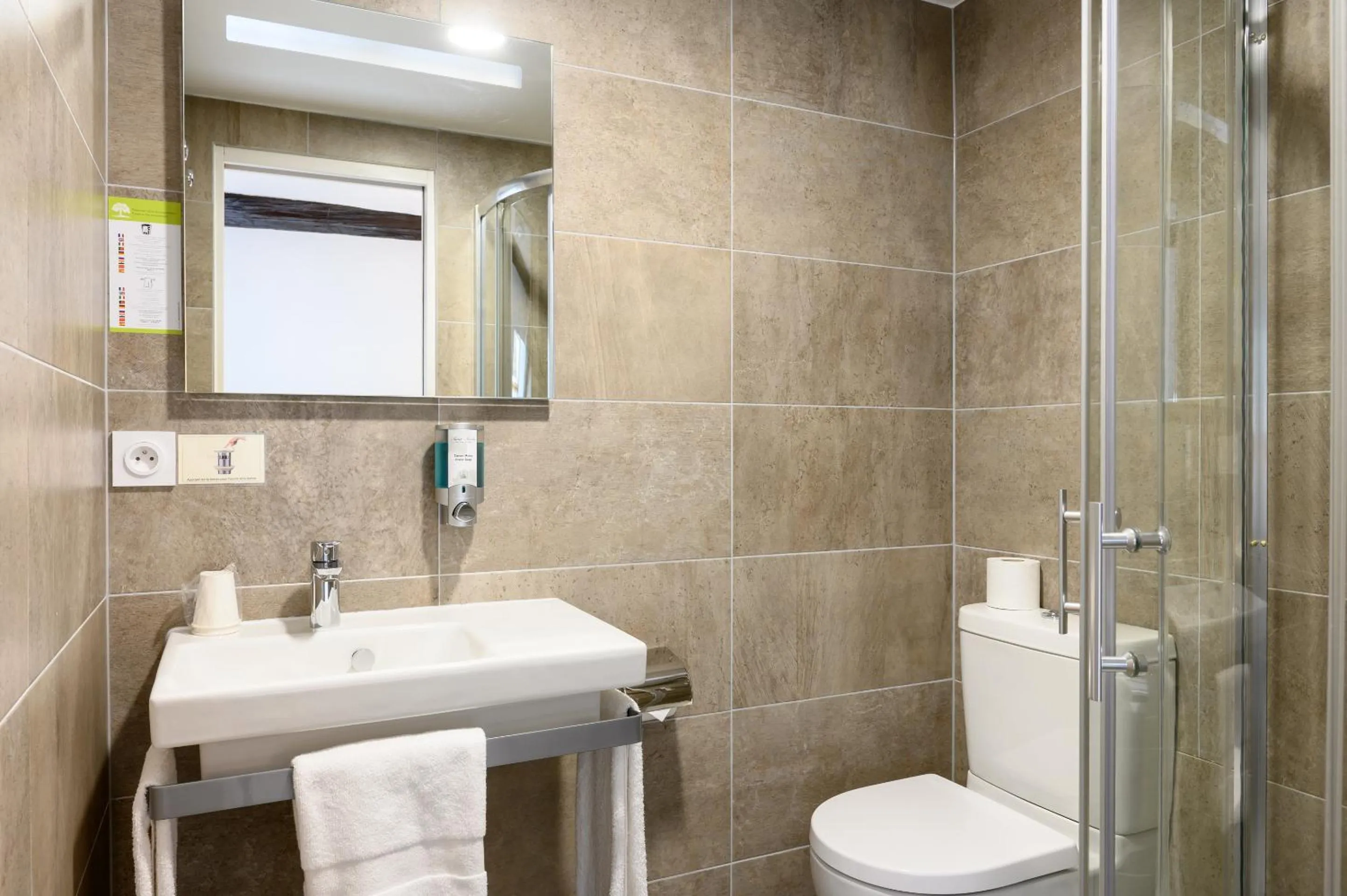 Bathroom in Hôtel le Saint Nicolas
