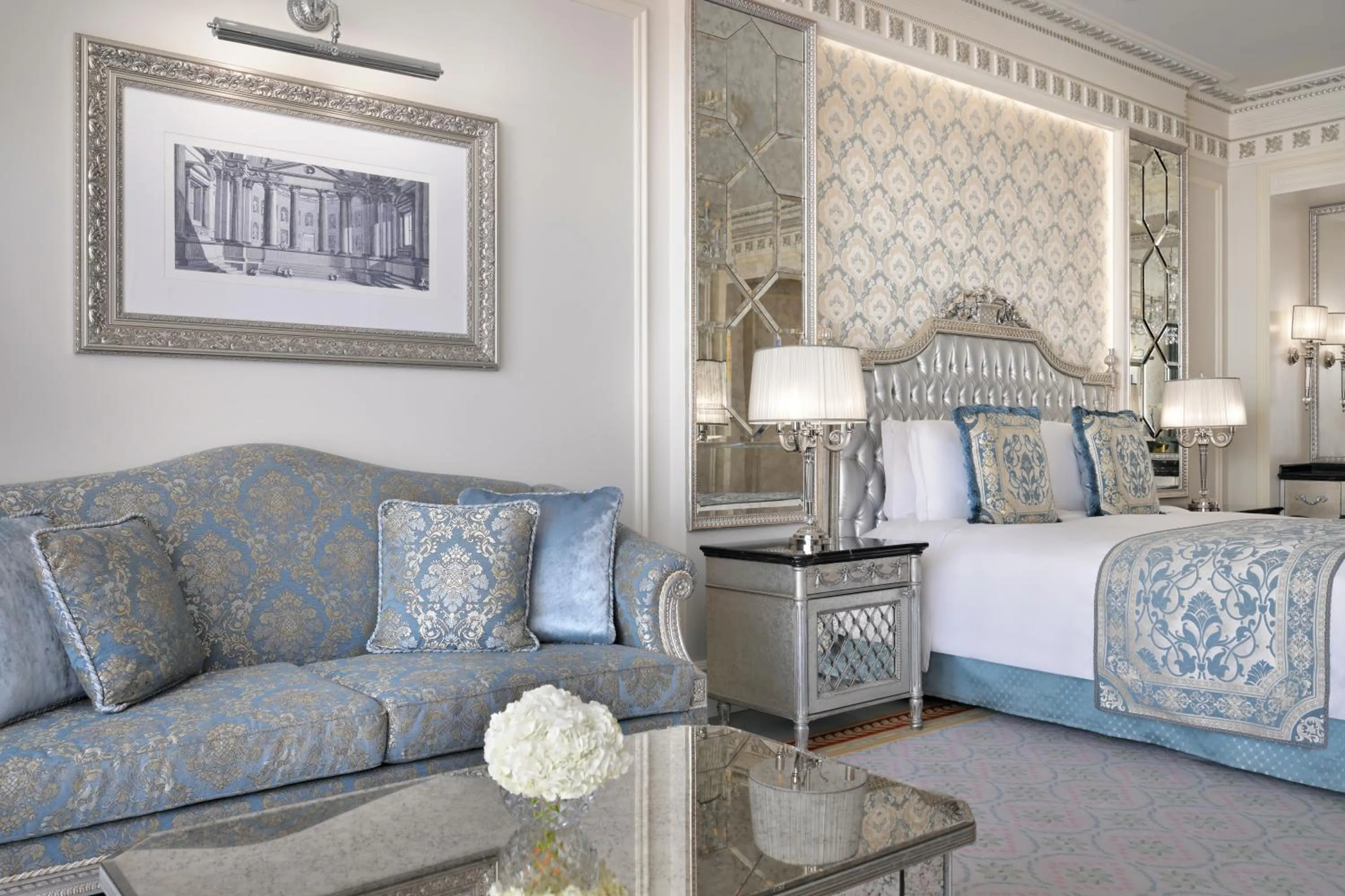 Bed in Raffles The Palm