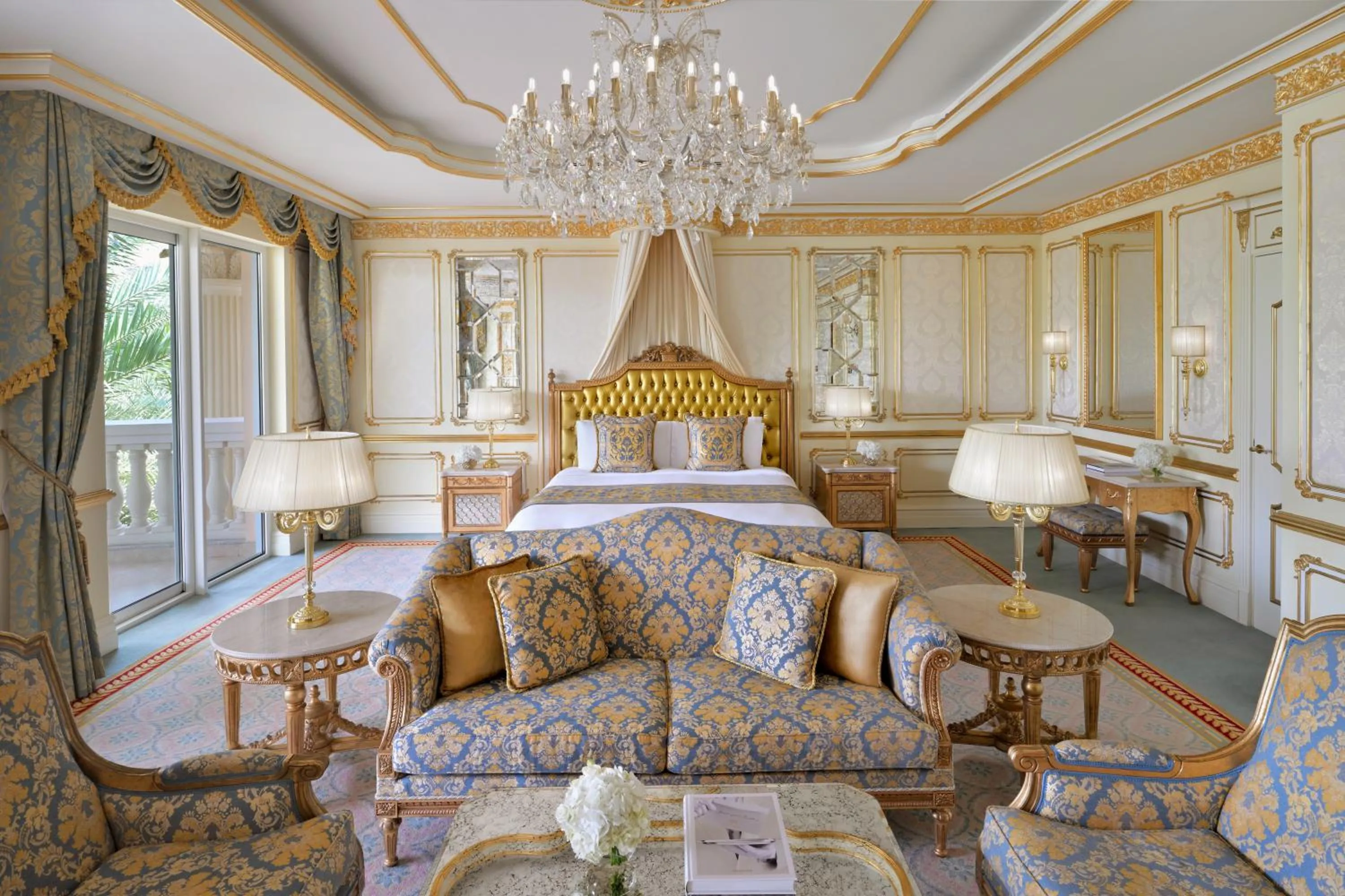 Bed in Raffles The Palm