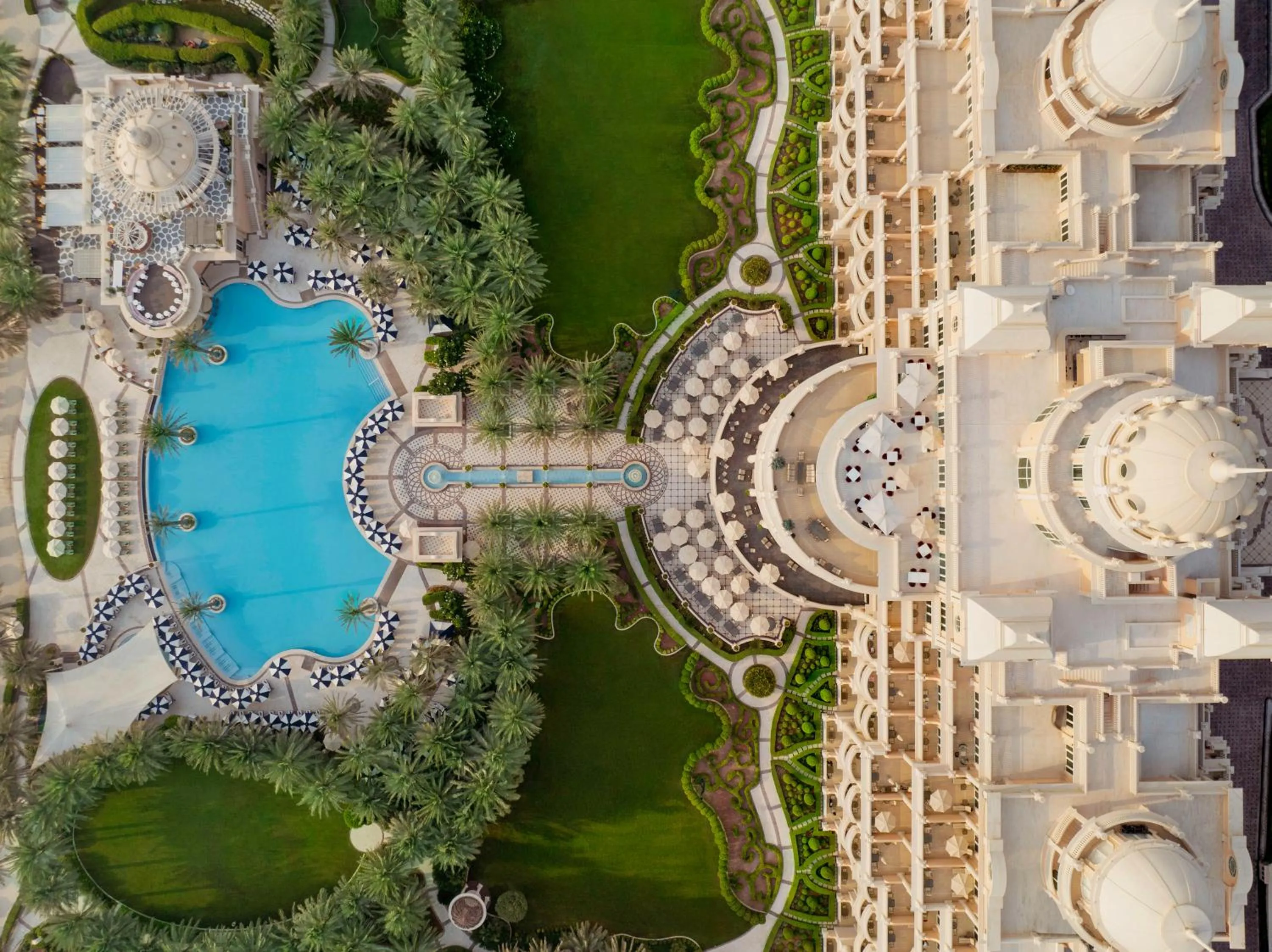 Swimming pool in Raffles The Palm