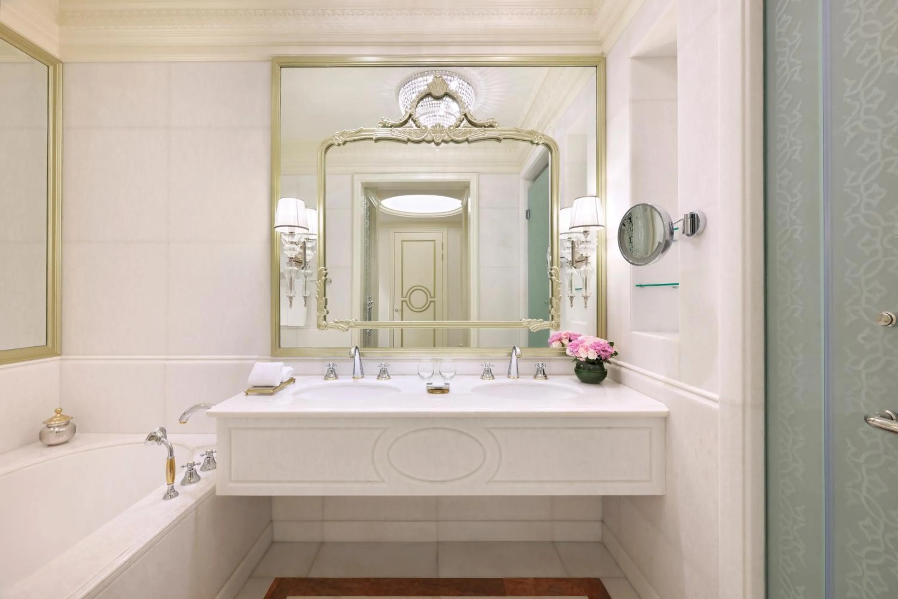 Shower in Raffles The Palm