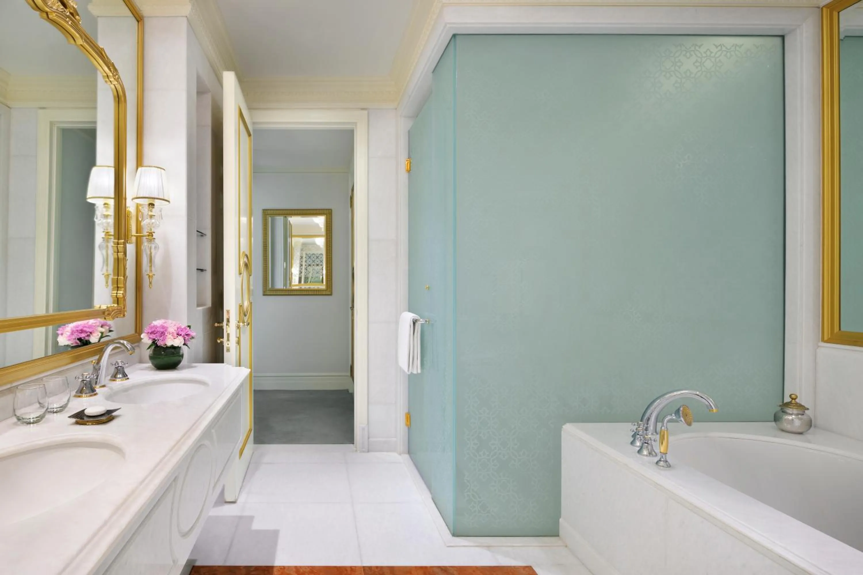 Shower in Raffles The Palm