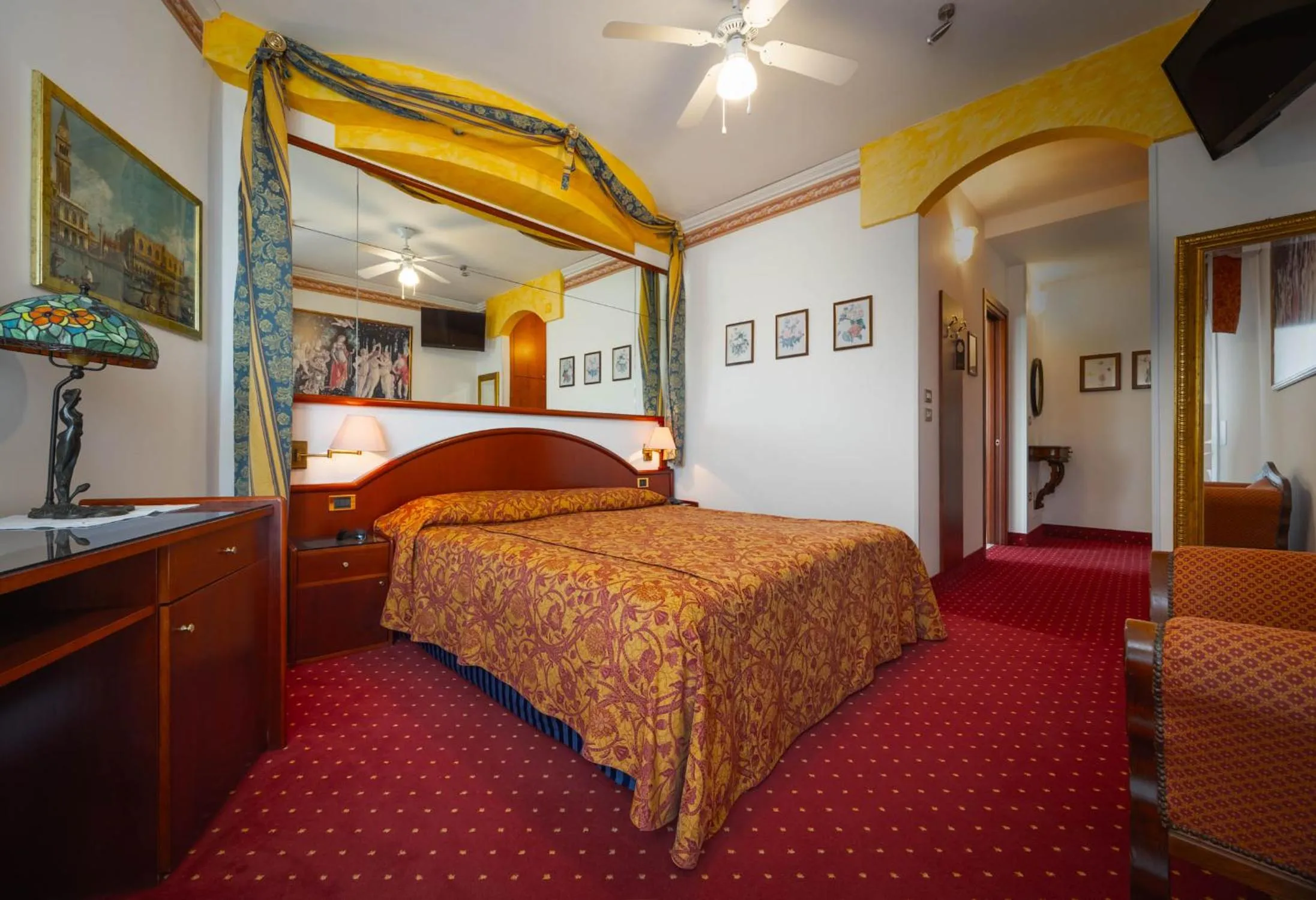 Bedroom, Bed in Hotel Napoleon