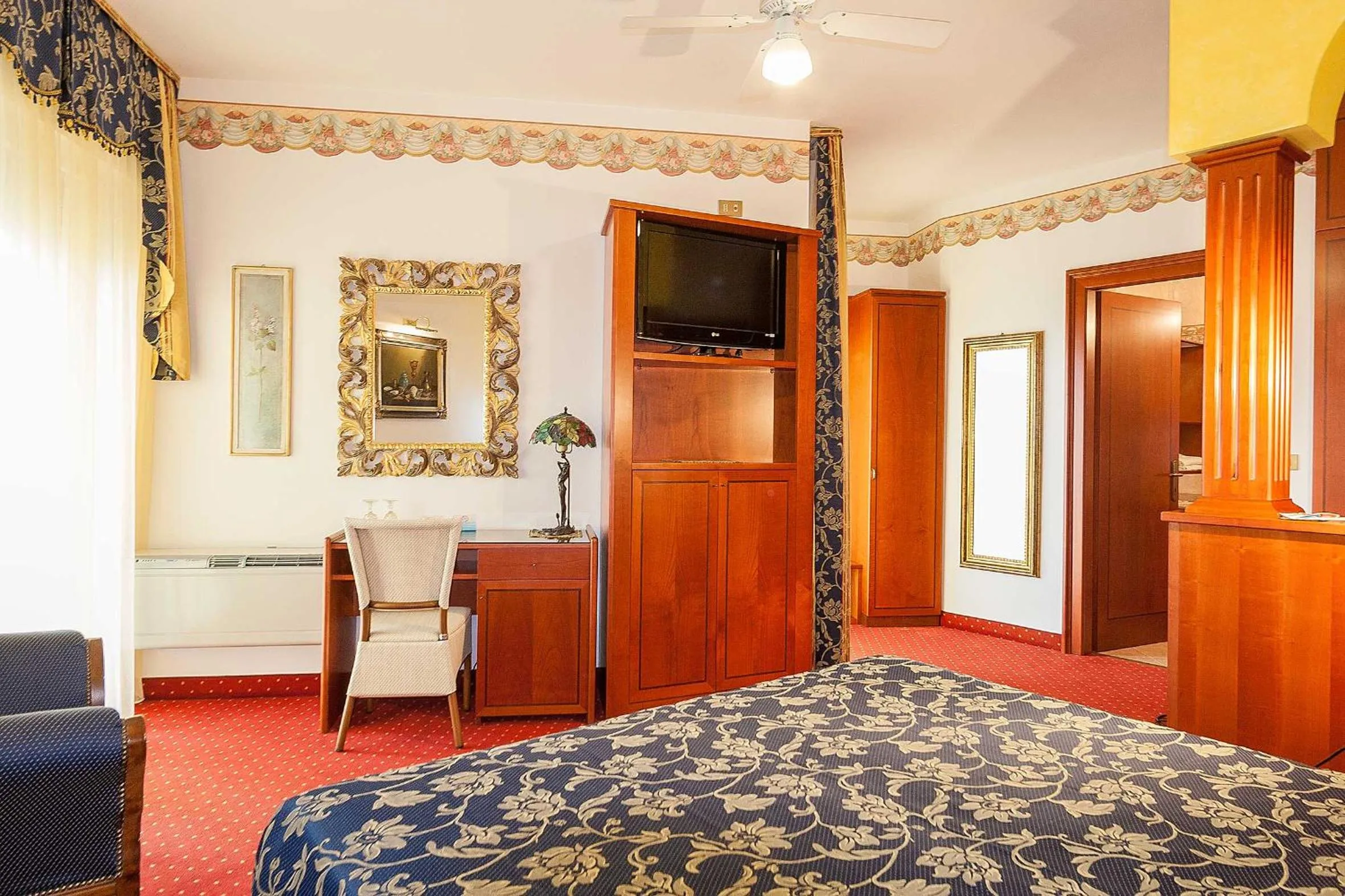 Photo of the whole room, Bed in Hotel Napoleon