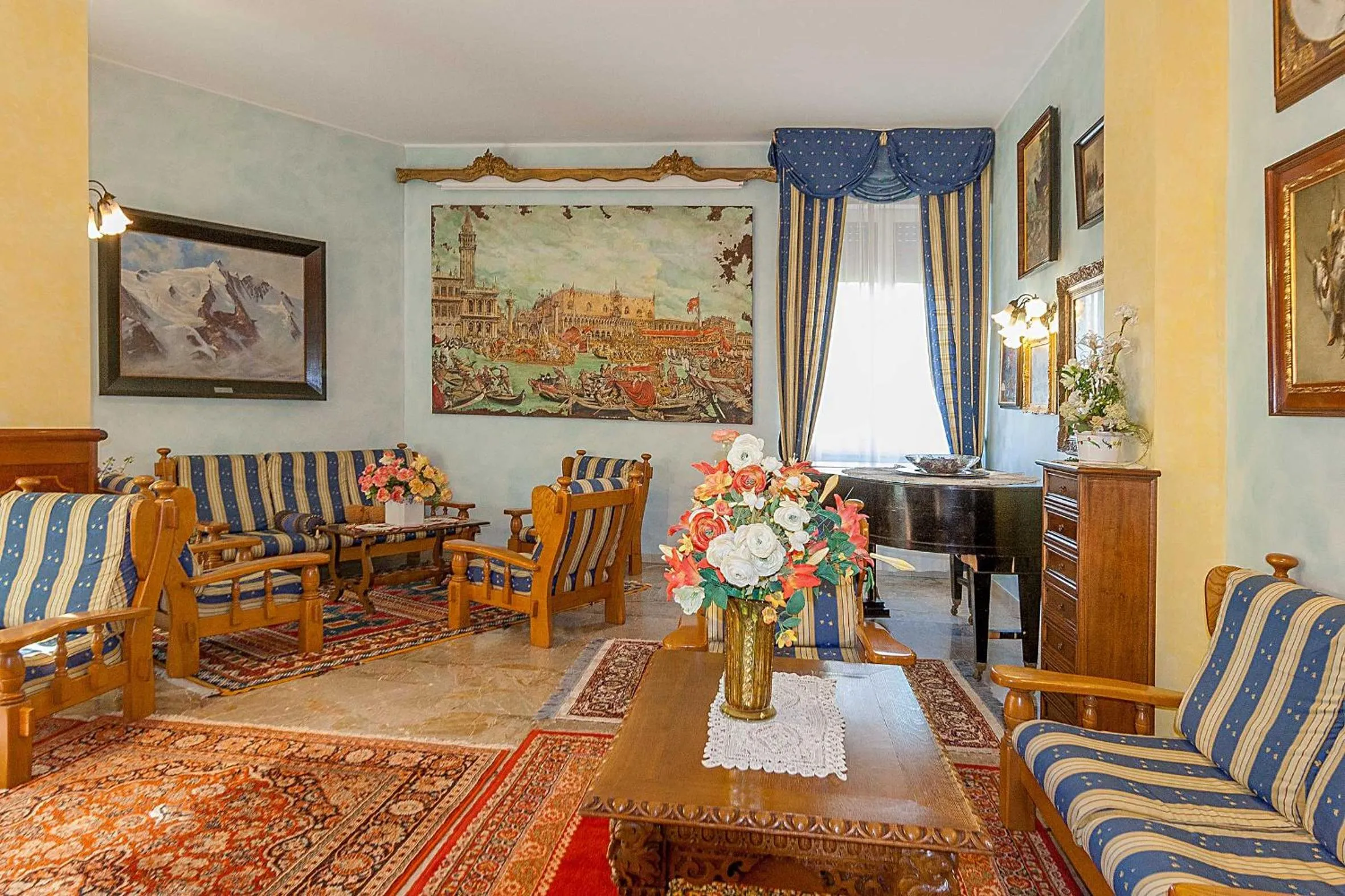 Communal lounge/ TV room in Hotel Napoleon