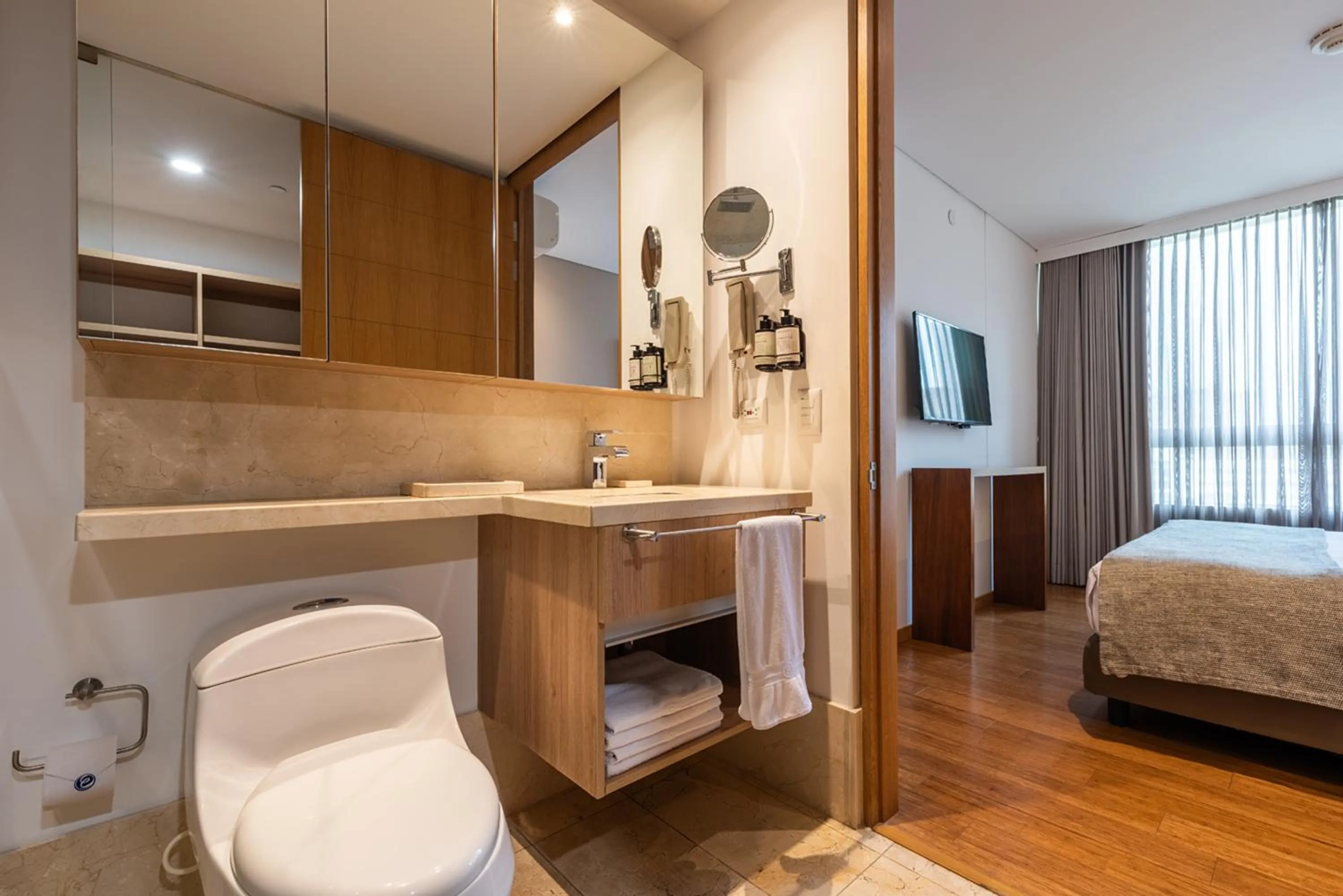 Bathroom, Bed in Estelar La Torre Suites