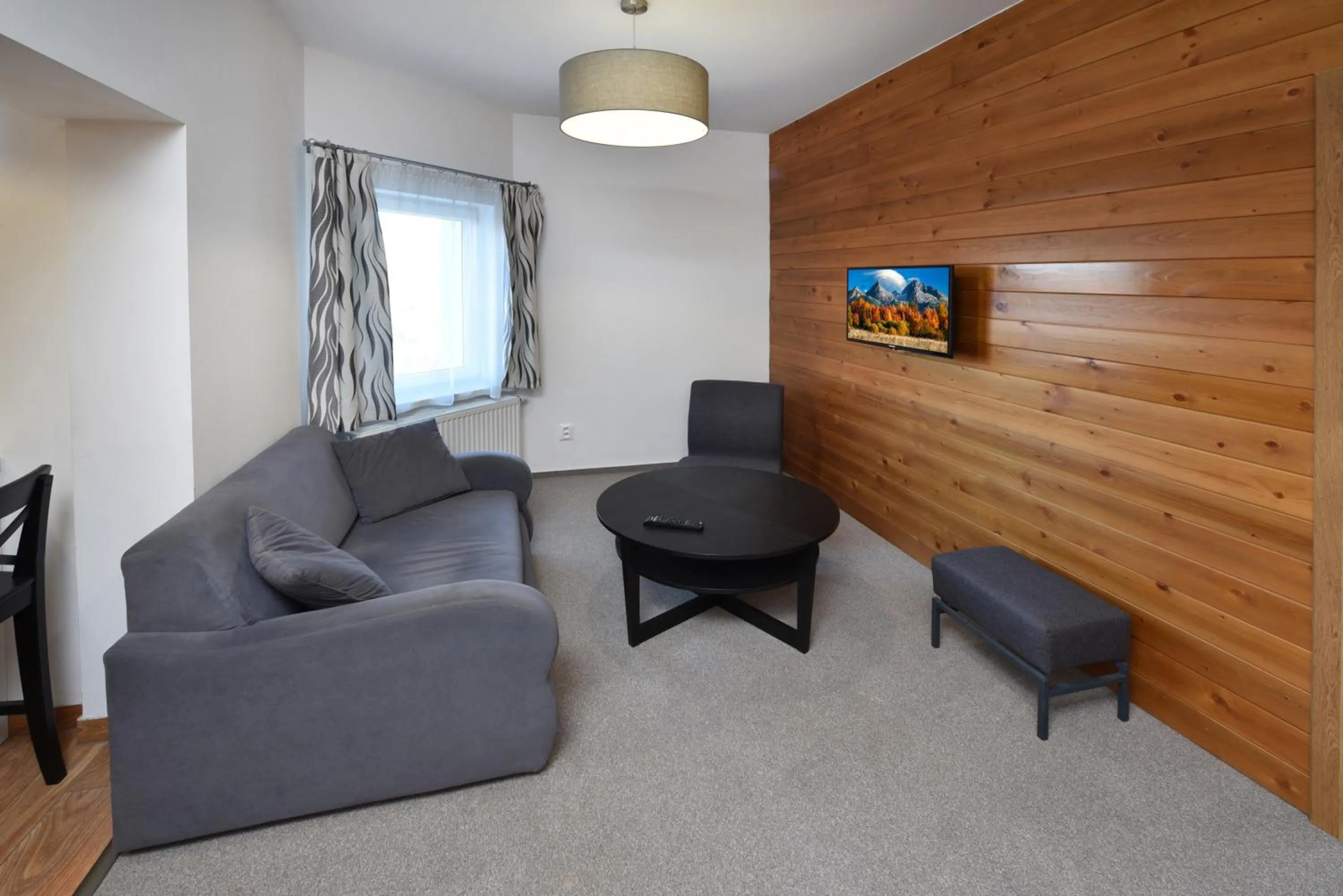 Communal lounge/ TV room in Penzión Valaška