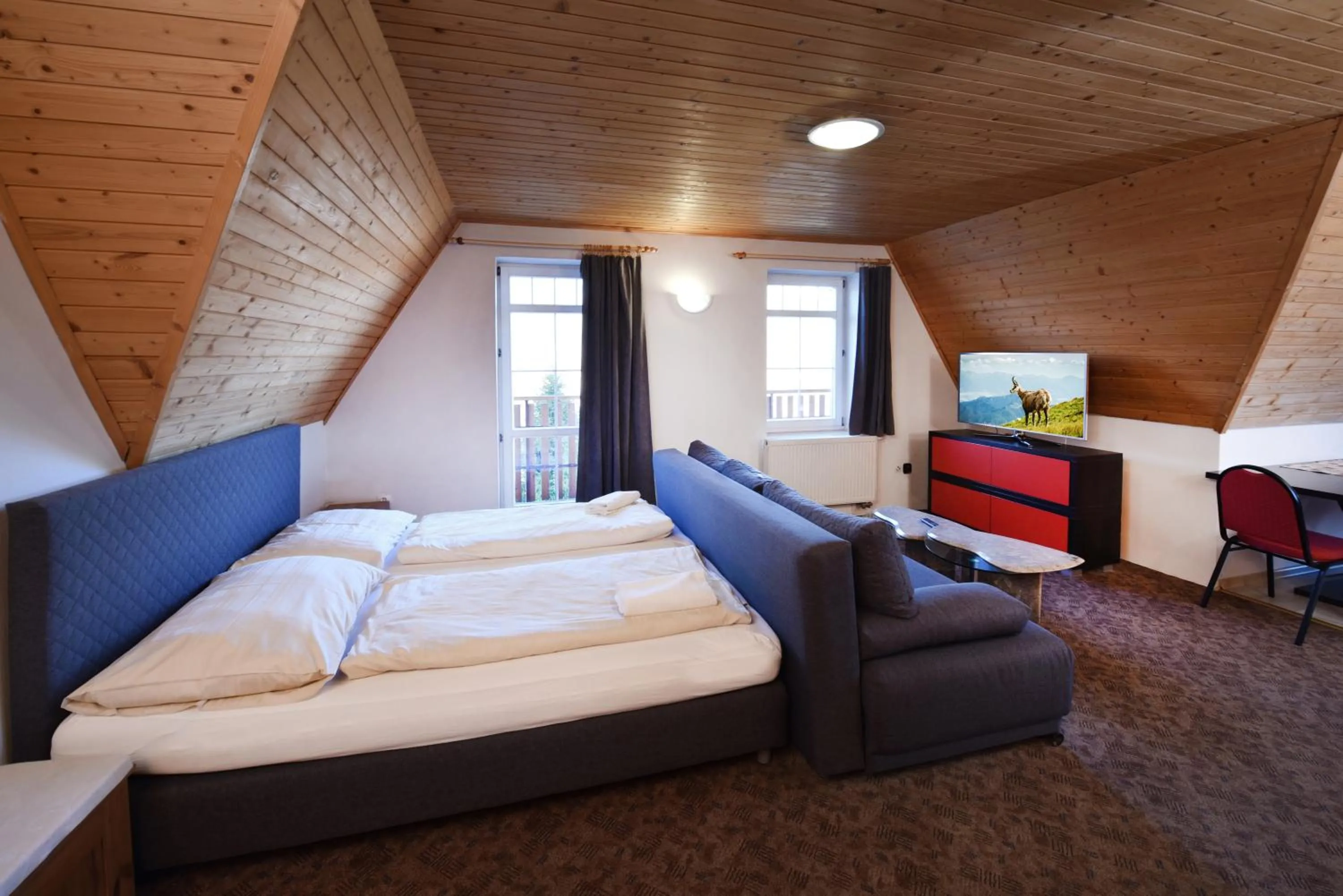 Communal lounge/ TV room, Bed in Penzión Valaška