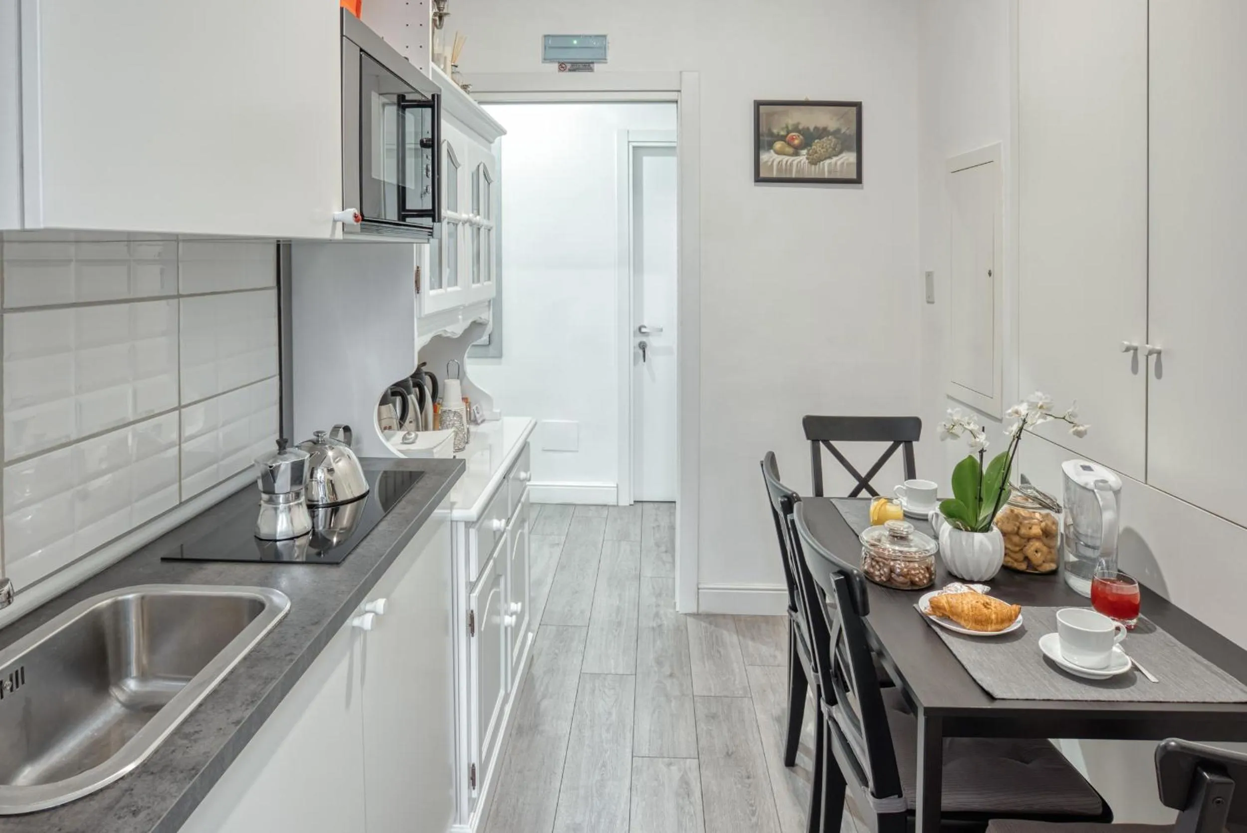 Kitchen or kitchenette in Rhome Guest House