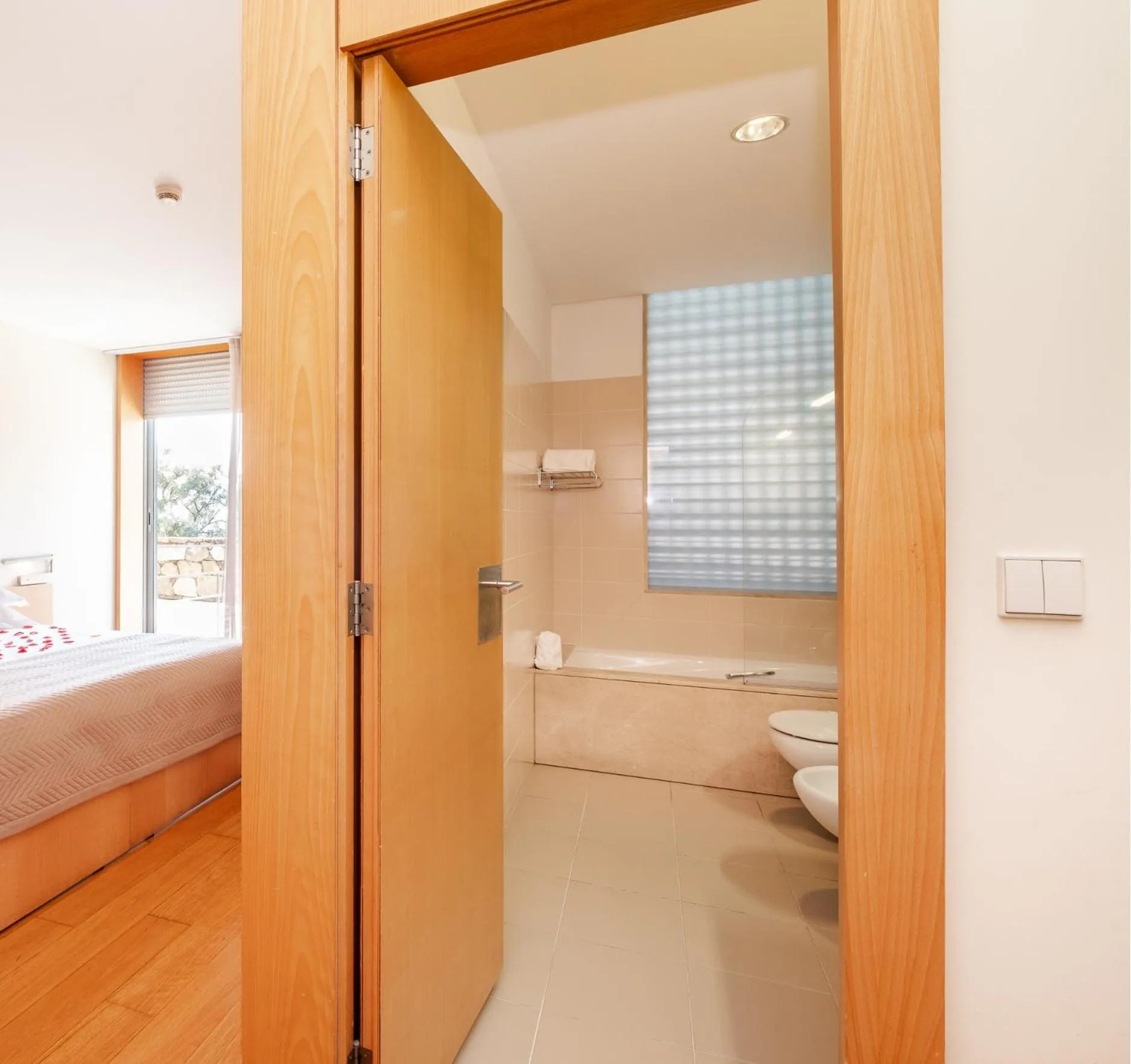 Bathroom, Bed in Axis Ponte de Lima Golf Resort Hotel