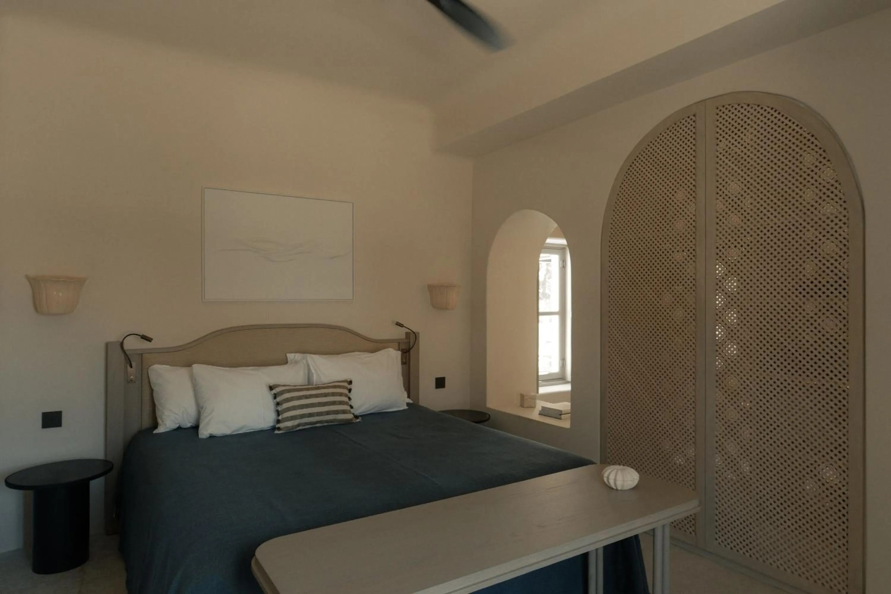 Bed in Black Rose Beach Suites