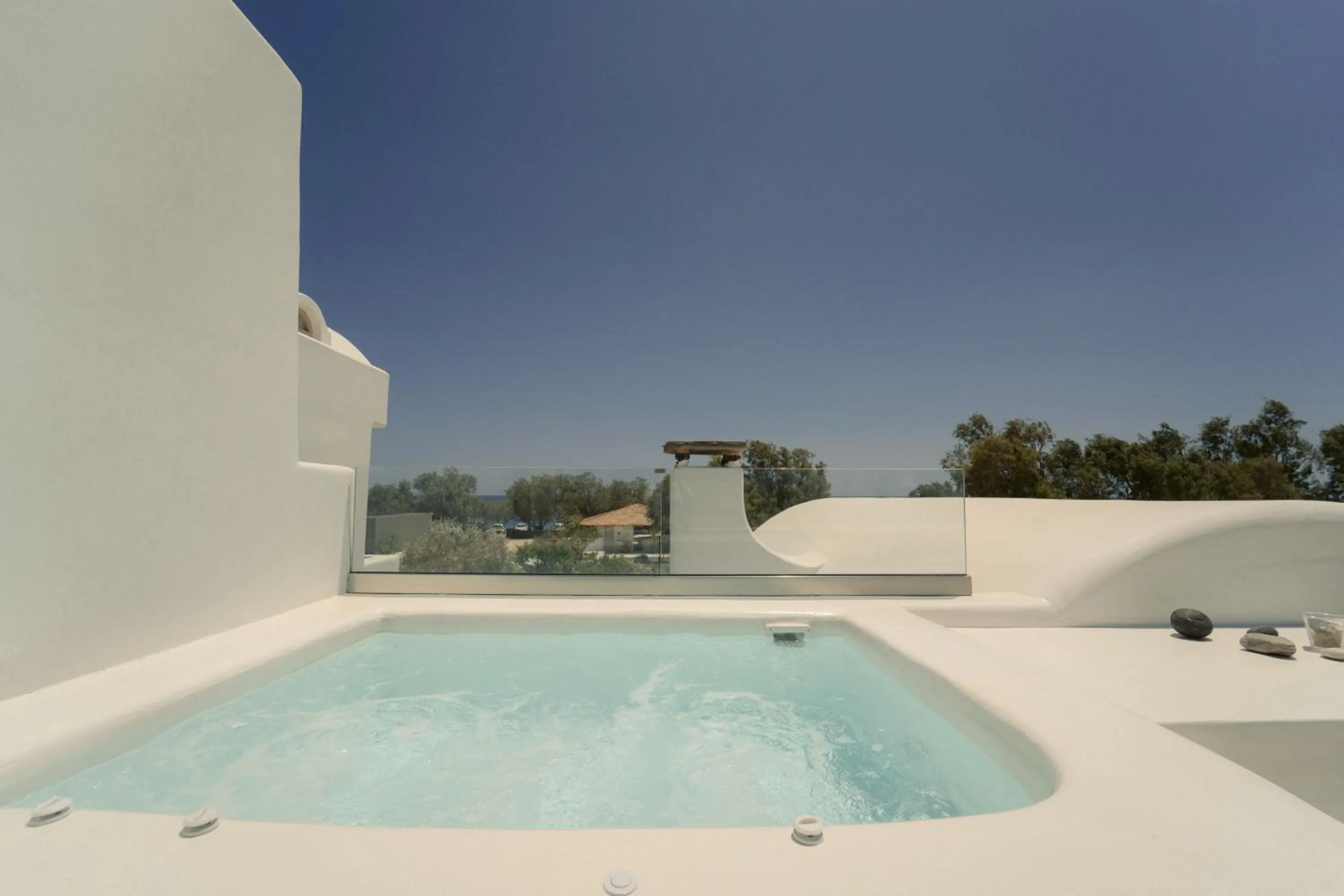 Hot Tub in Black Rose Beach Suites