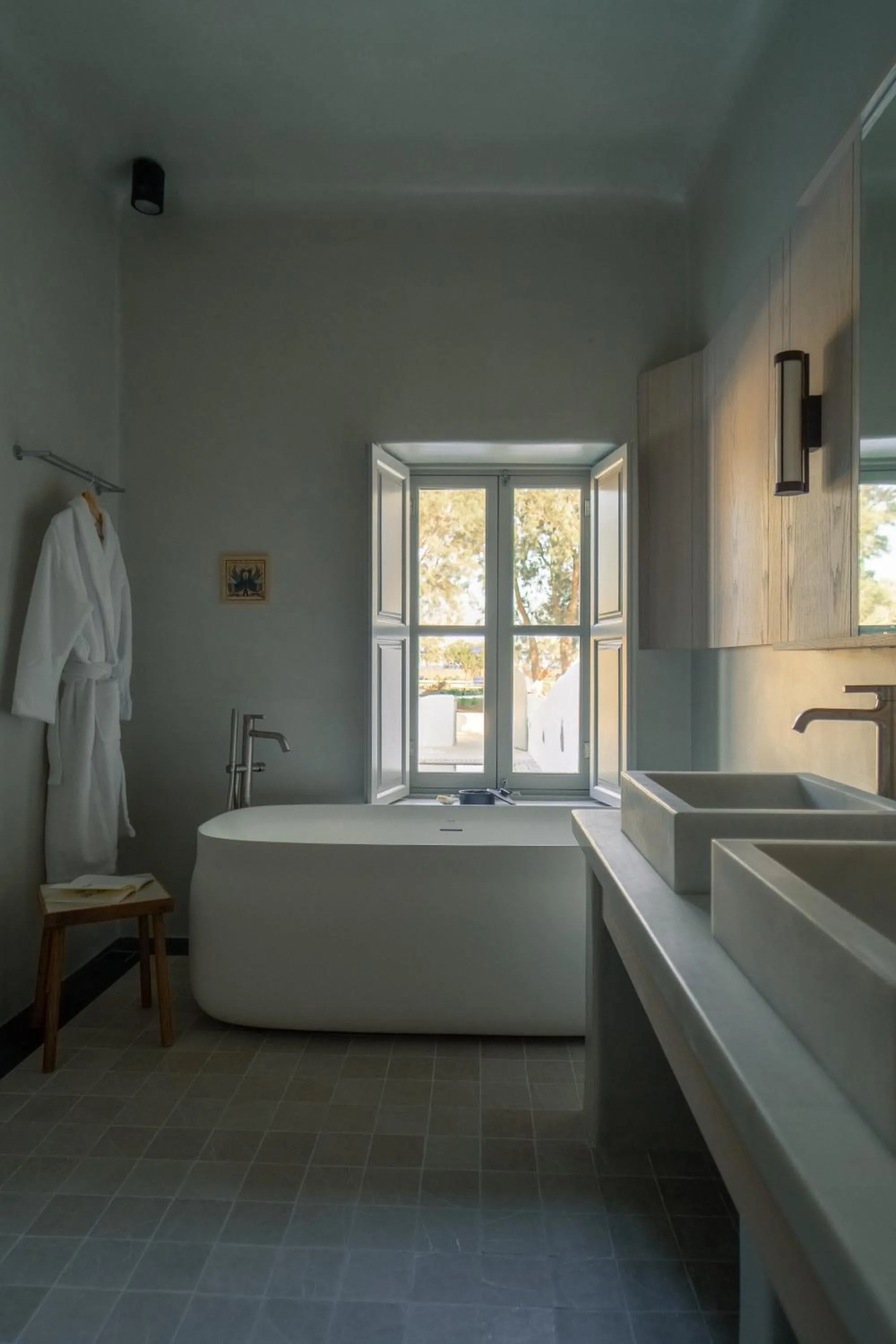 Bath, Bed in Black Rose Beach Suites