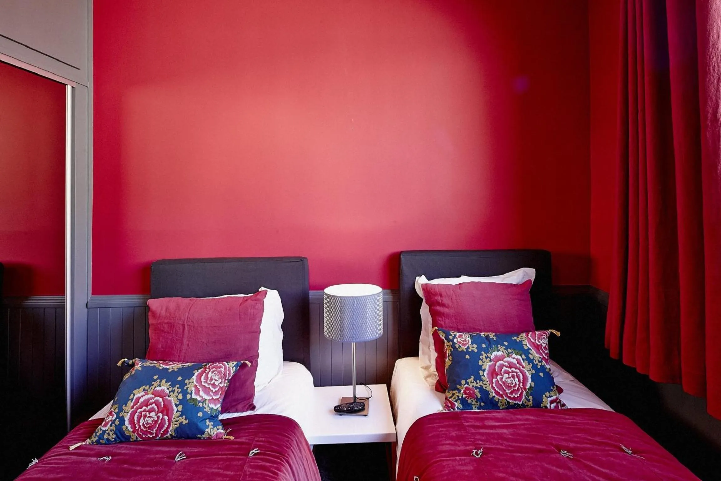Photo of the whole room, Bed in Maison d'hôtes Bordeaux Centre Le Patio de l'Intendance