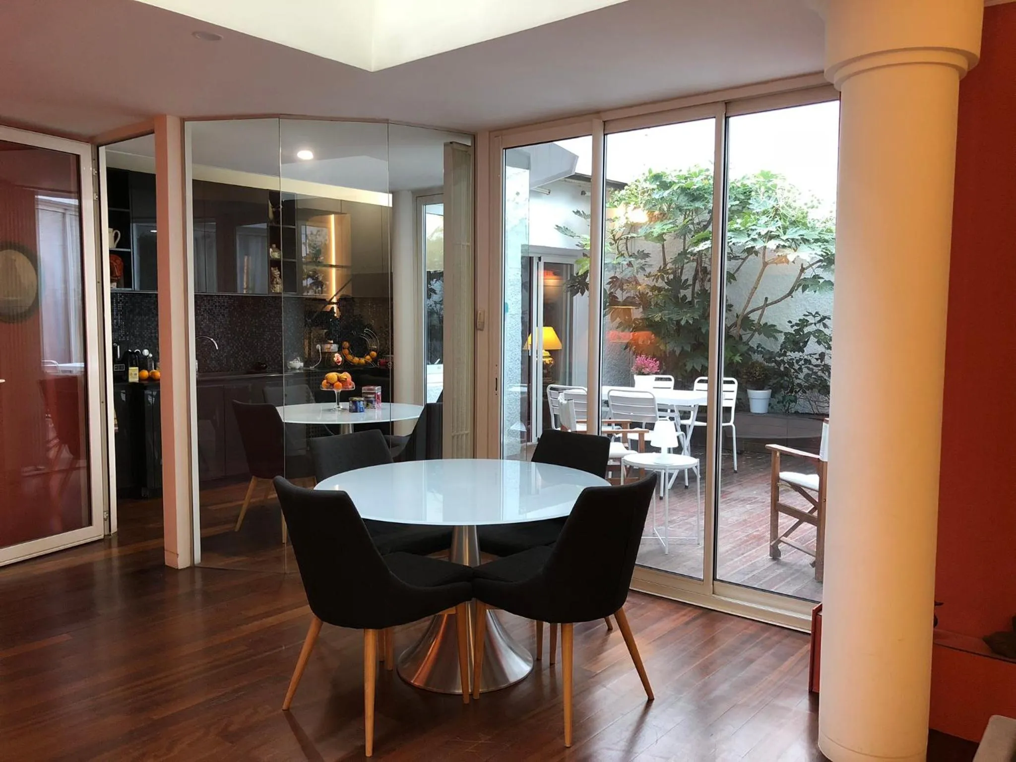 Dining area in Maison d'hôtes Bordeaux Centre Le Patio de l'Intendance