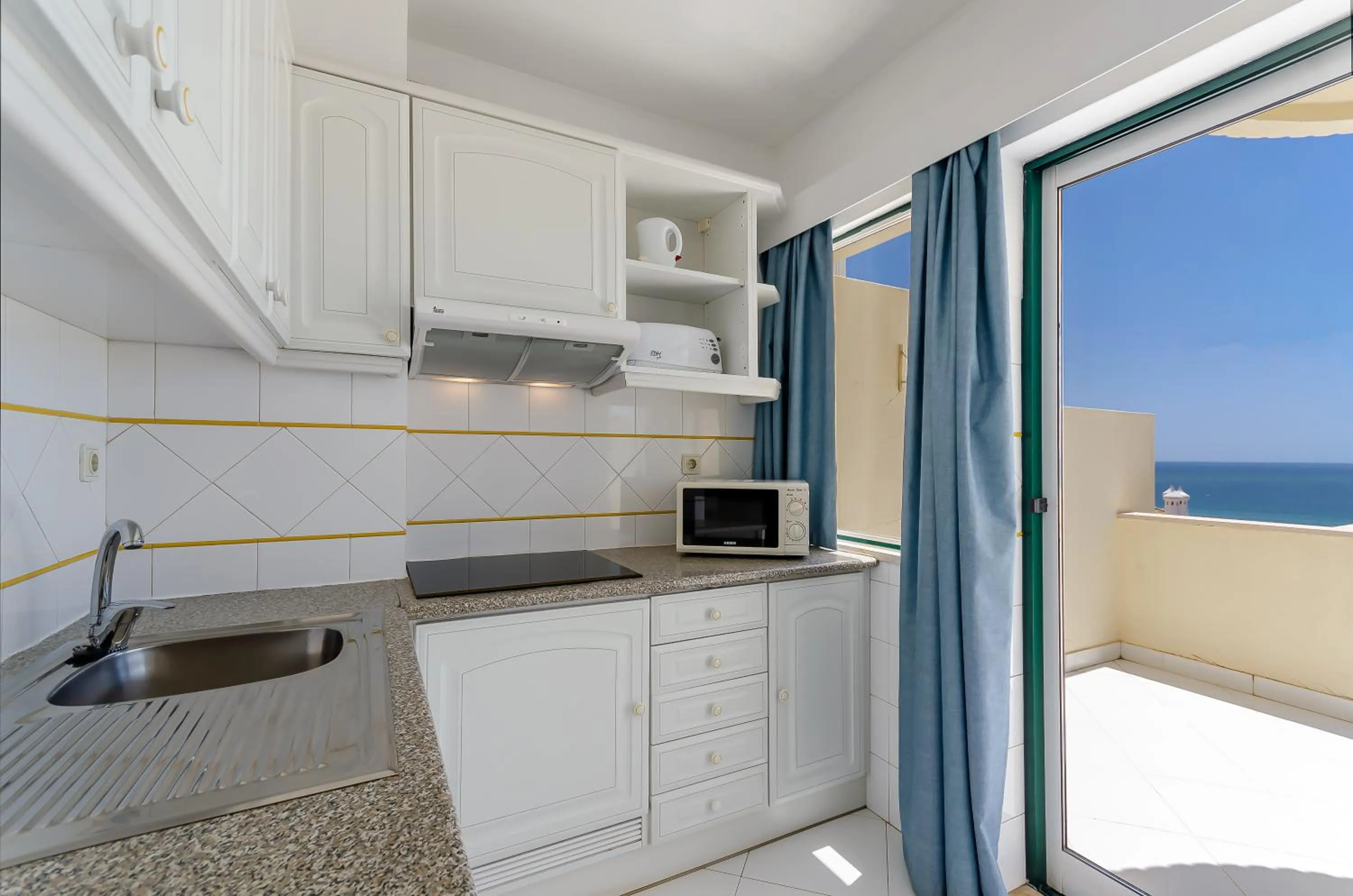 Kitchen or kitchenette in TURIM Algarve Mor Apartamentos Turísticos