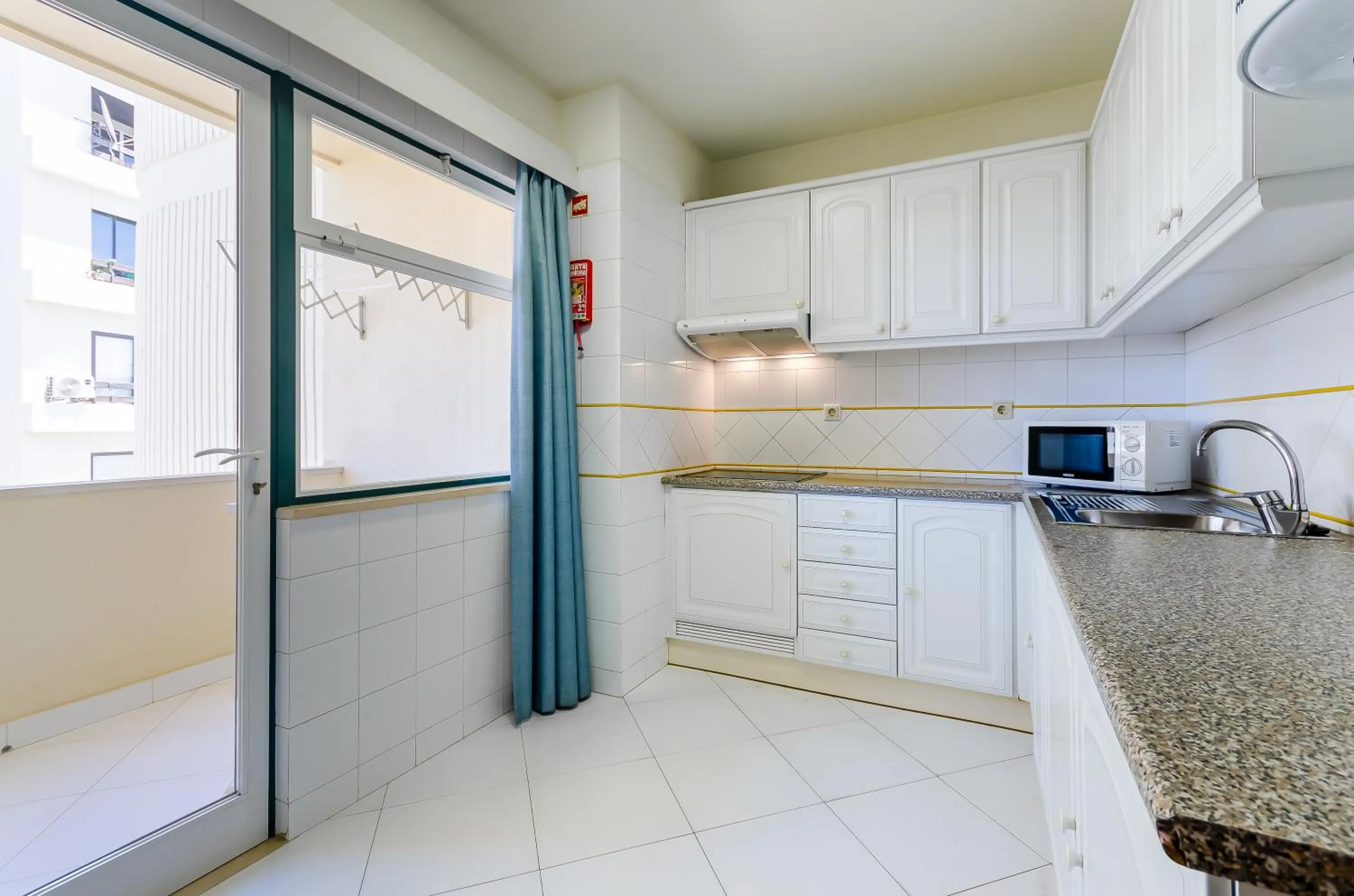 Kitchen or kitchenette in TURIM Algarve Mor Apartamentos Turísticos