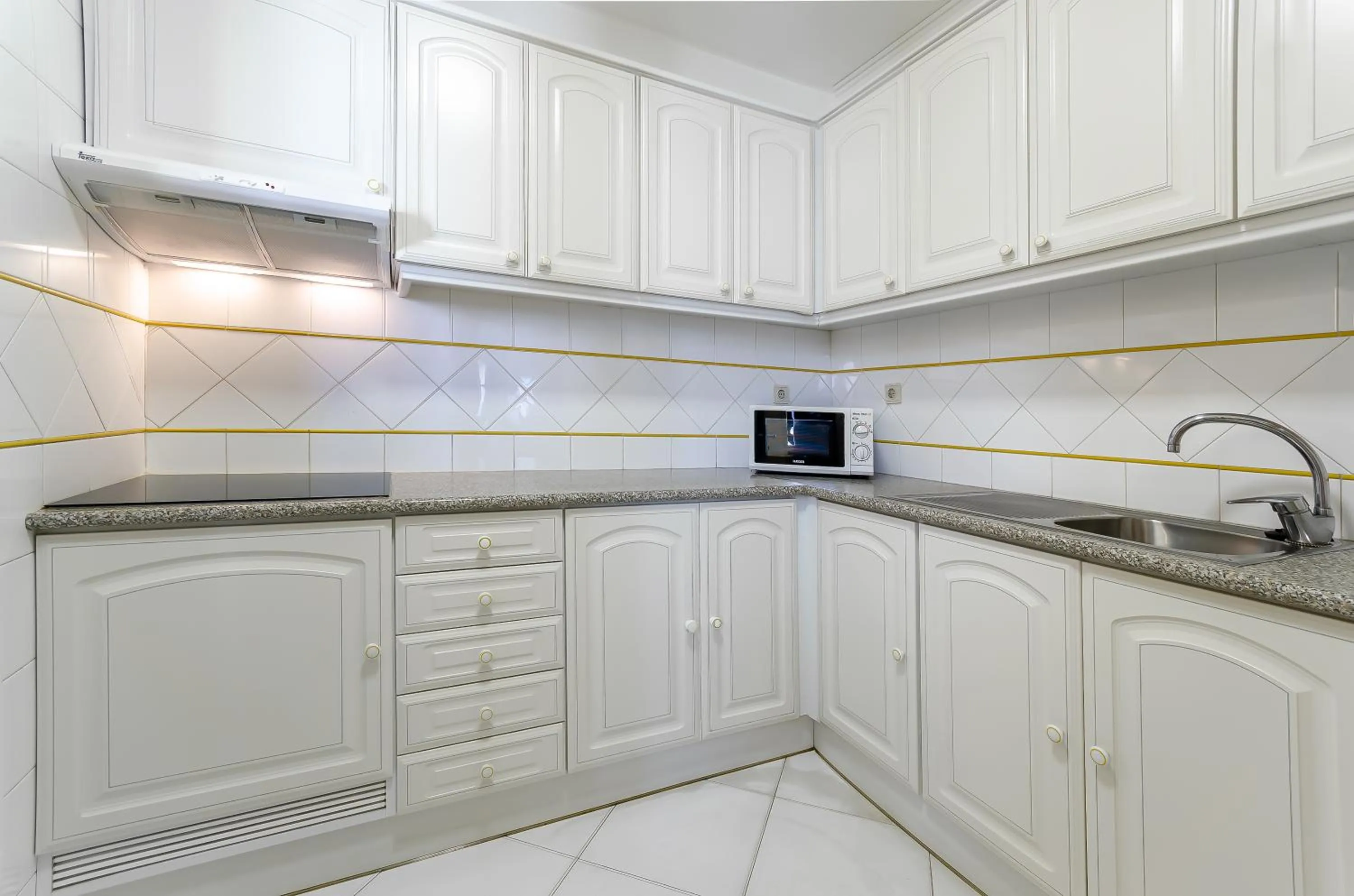 Kitchen or kitchenette in TURIM Algarve Mor Apartamentos Turísticos