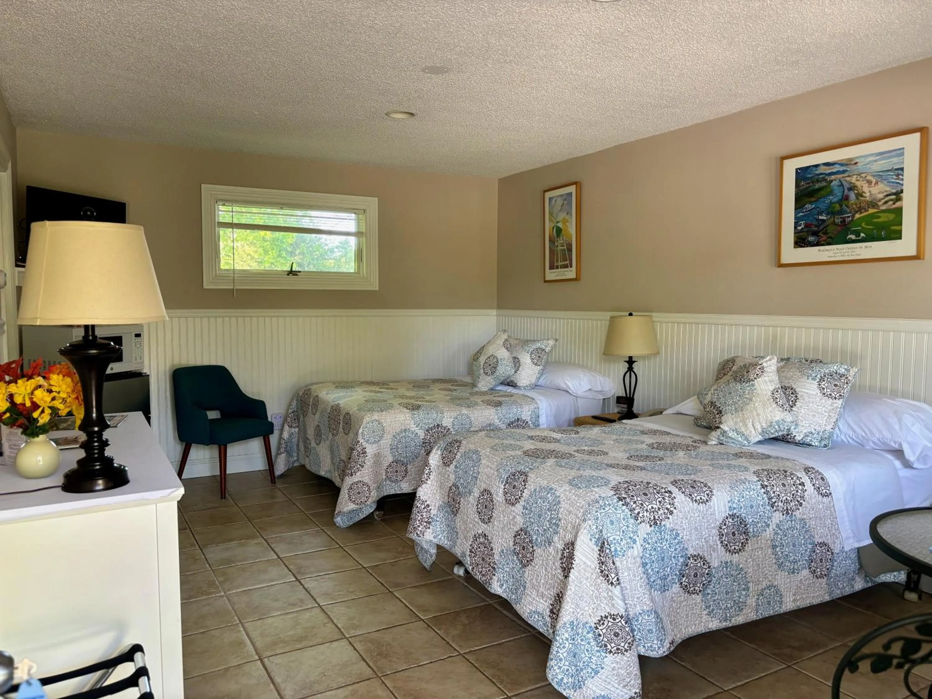 Bed in Westhampton Seabreeze Motel