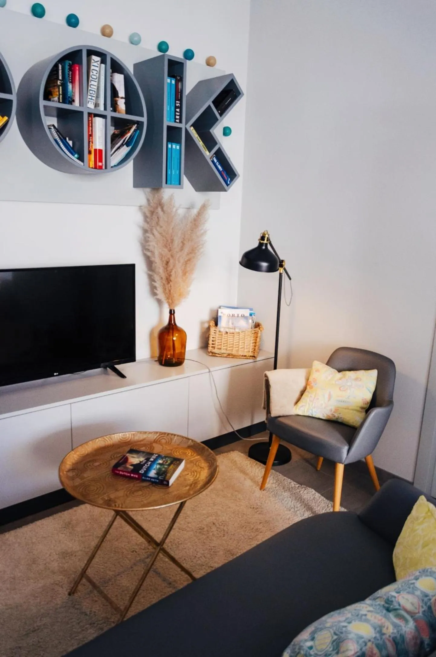 Communal lounge/ TV room in Boavista Guest House