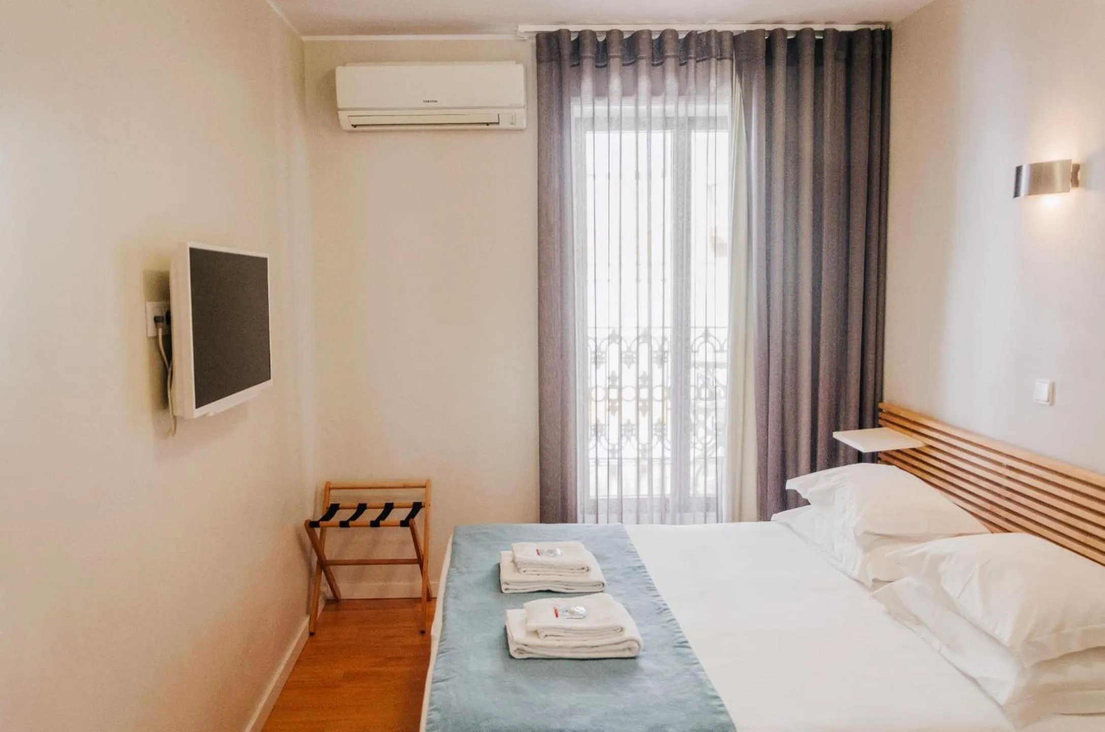 Communal lounge/ TV room, Bed in Boavista Guest House