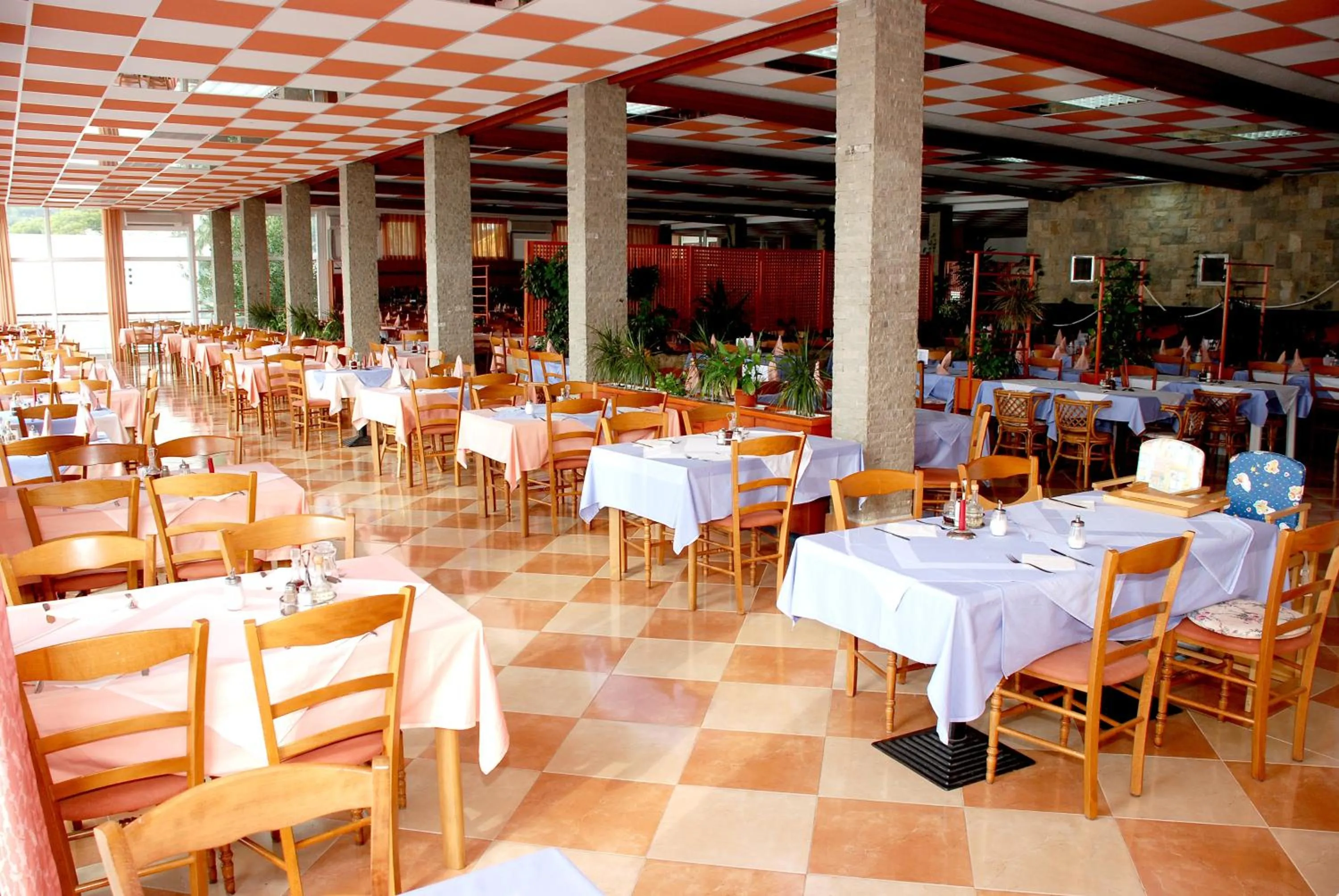 Restaurant/places to eat in Hotel Aurora
