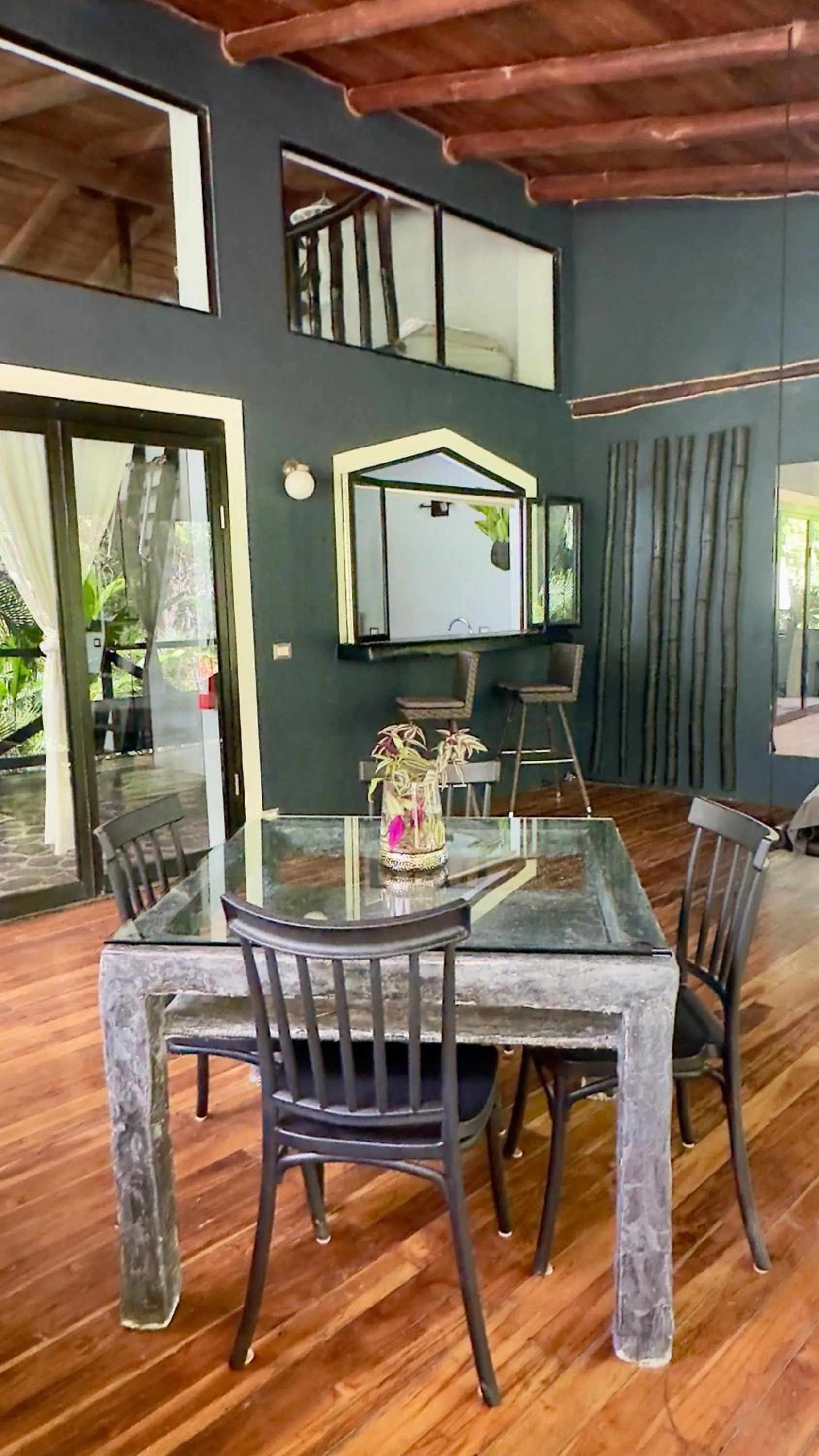 Dining area in Canaima Chill House
