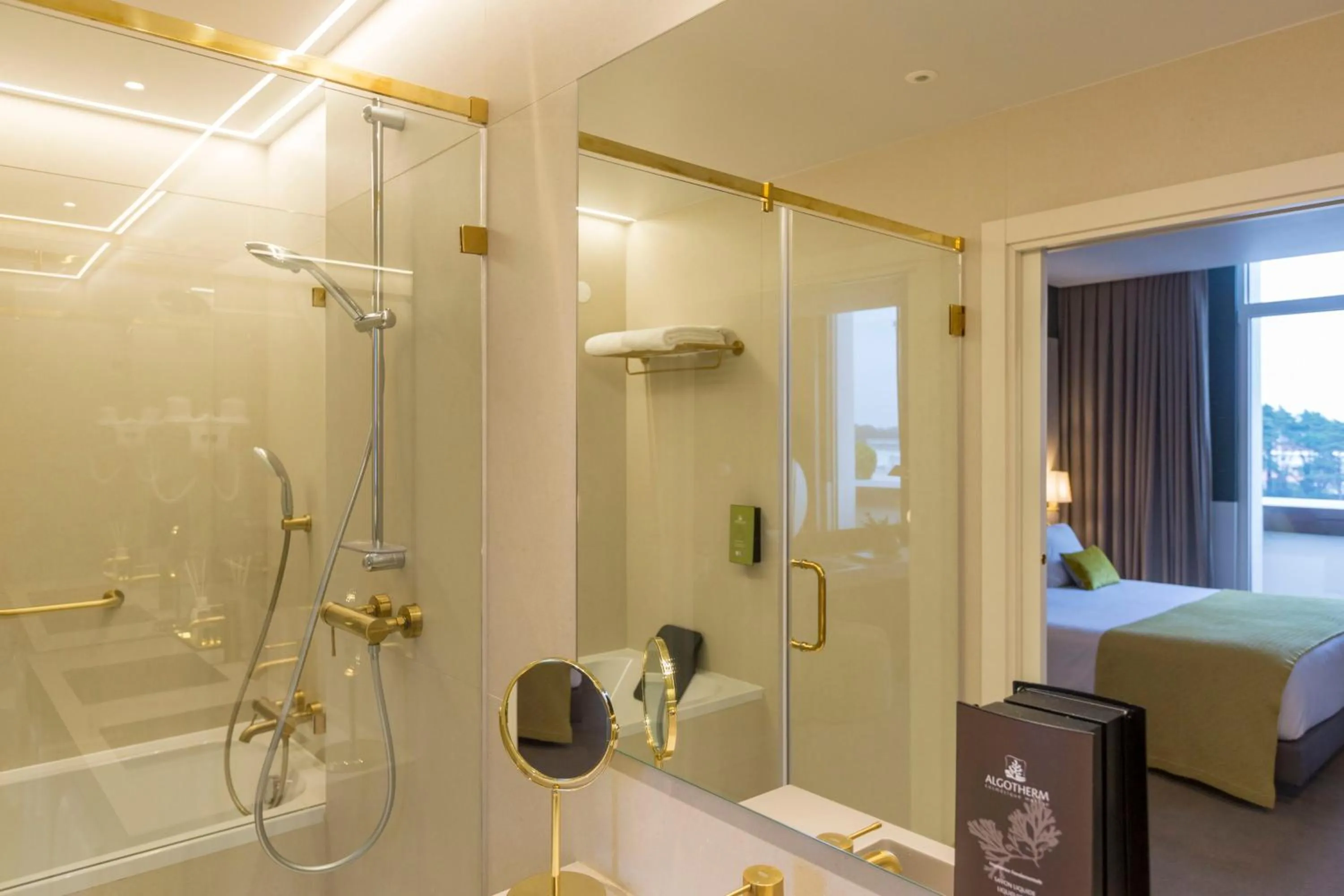 Bathroom, Bed in Hotel Estrela De Fatima