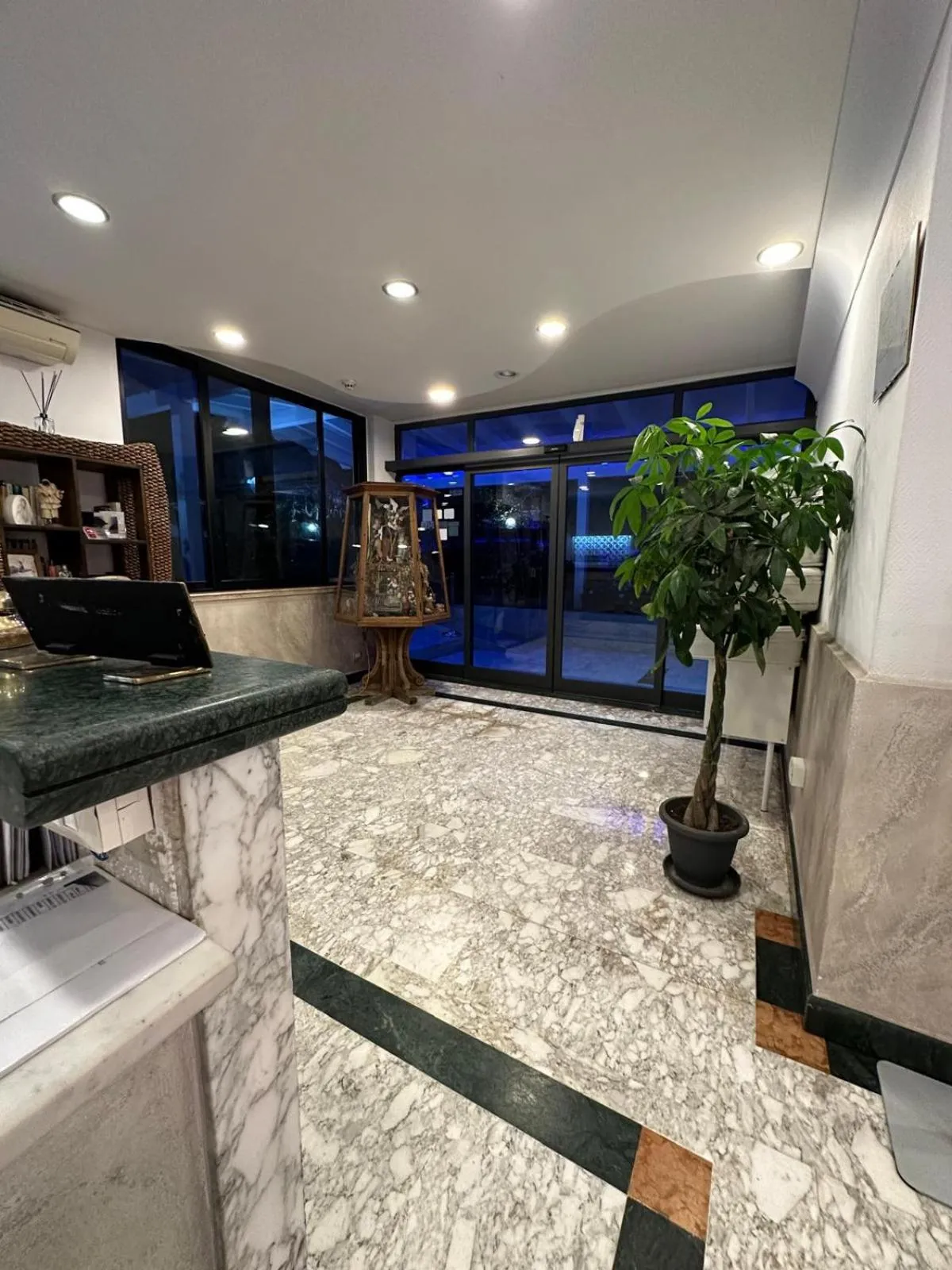 Facade/entrance in Hotel Clinton