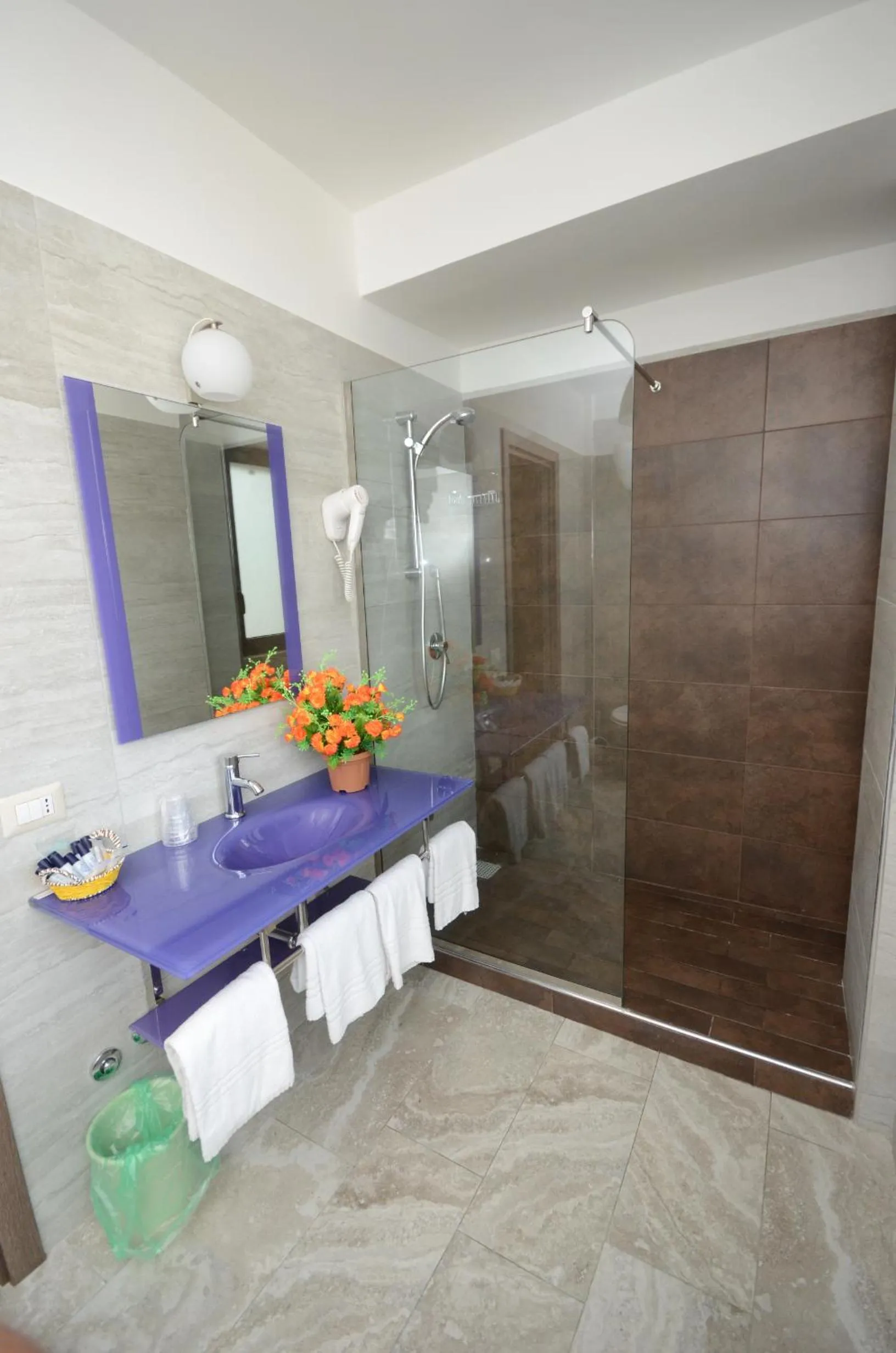 Shower in Hotel Clinton