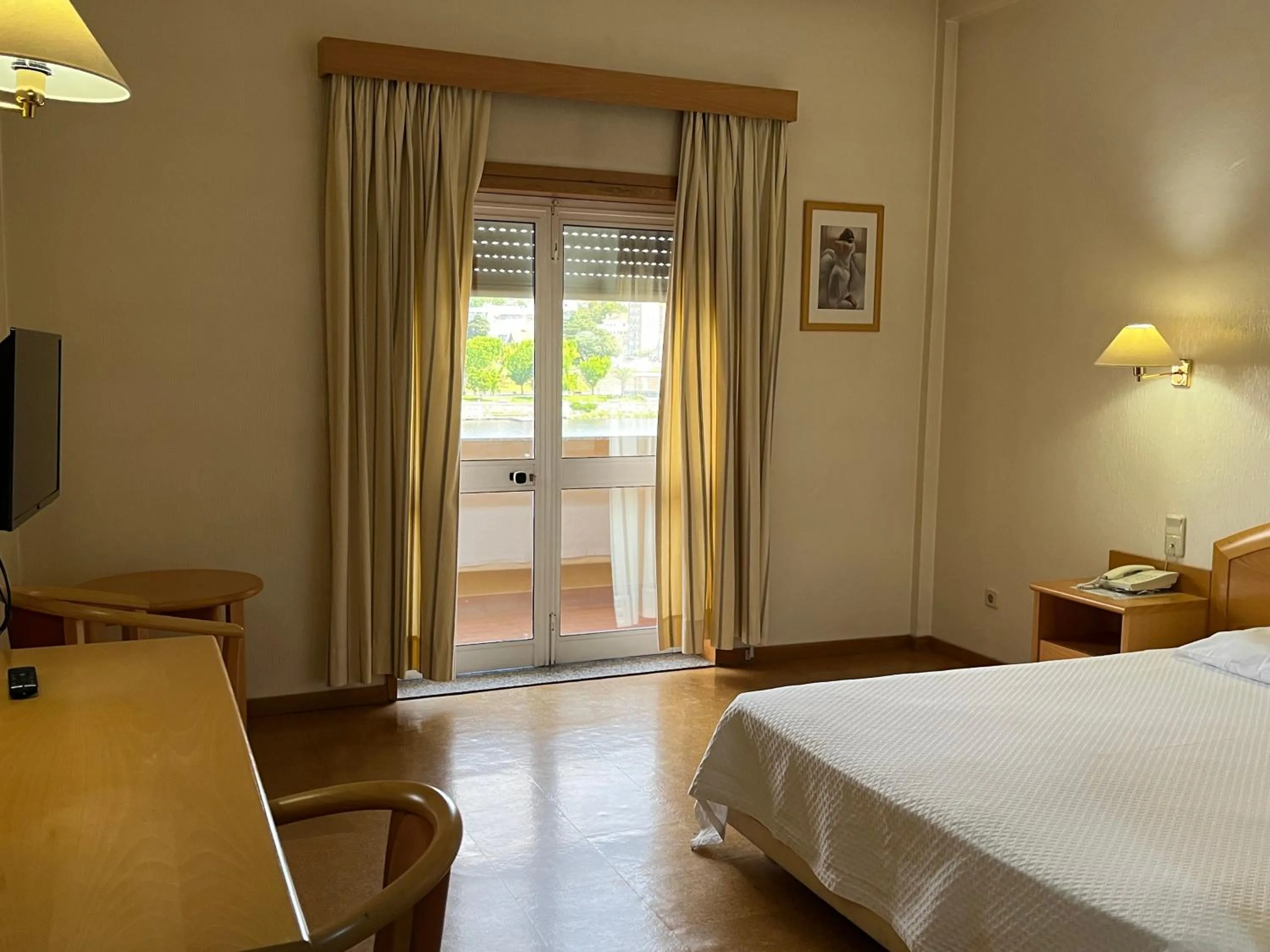 Bedroom, Bed in Grande Hotel Dom Dinis