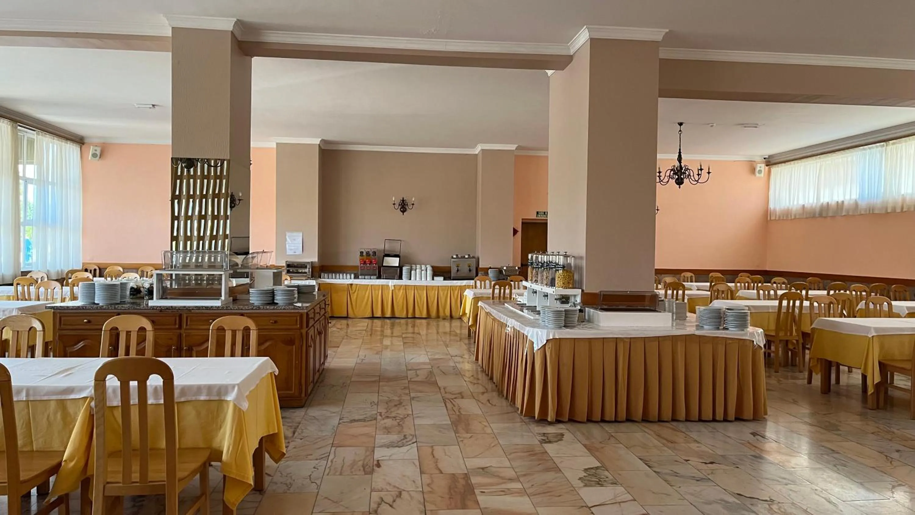 Continental breakfast in Grande Hotel Dom Dinis