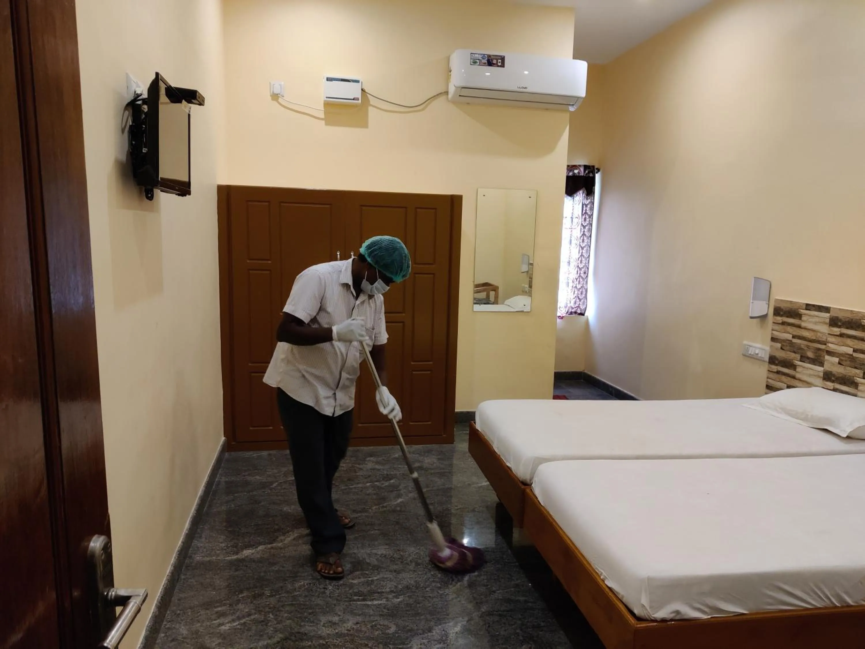 Bed in Hotel Wins