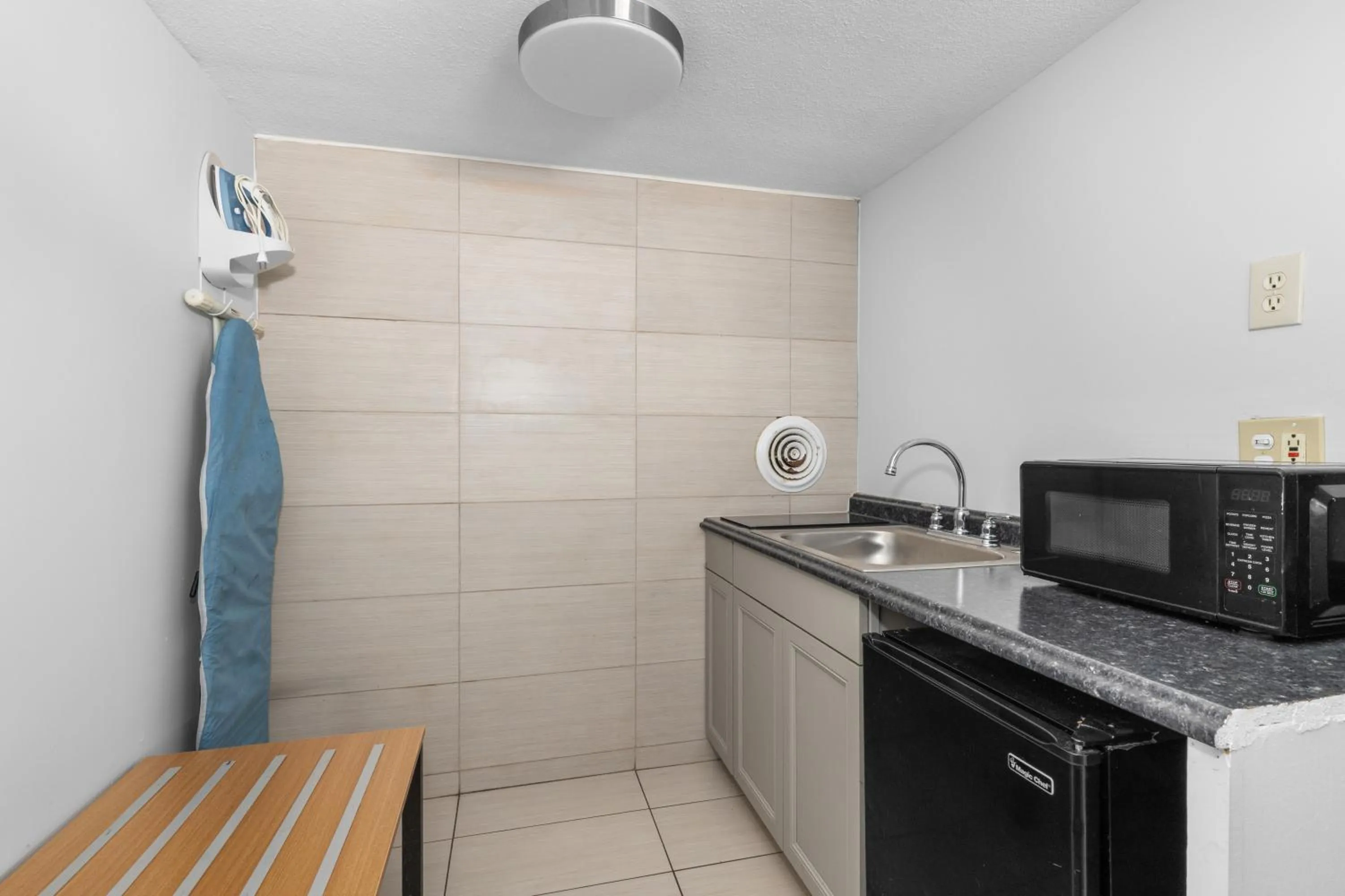 Kitchen or kitchenette in Travelodge by Wyndham Virginia Beach