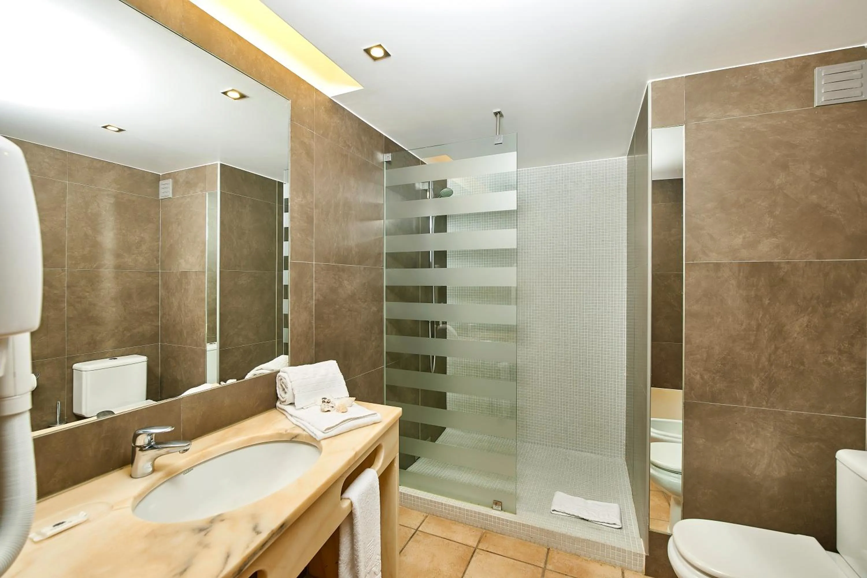 Shower in Oceanus Aparthotel