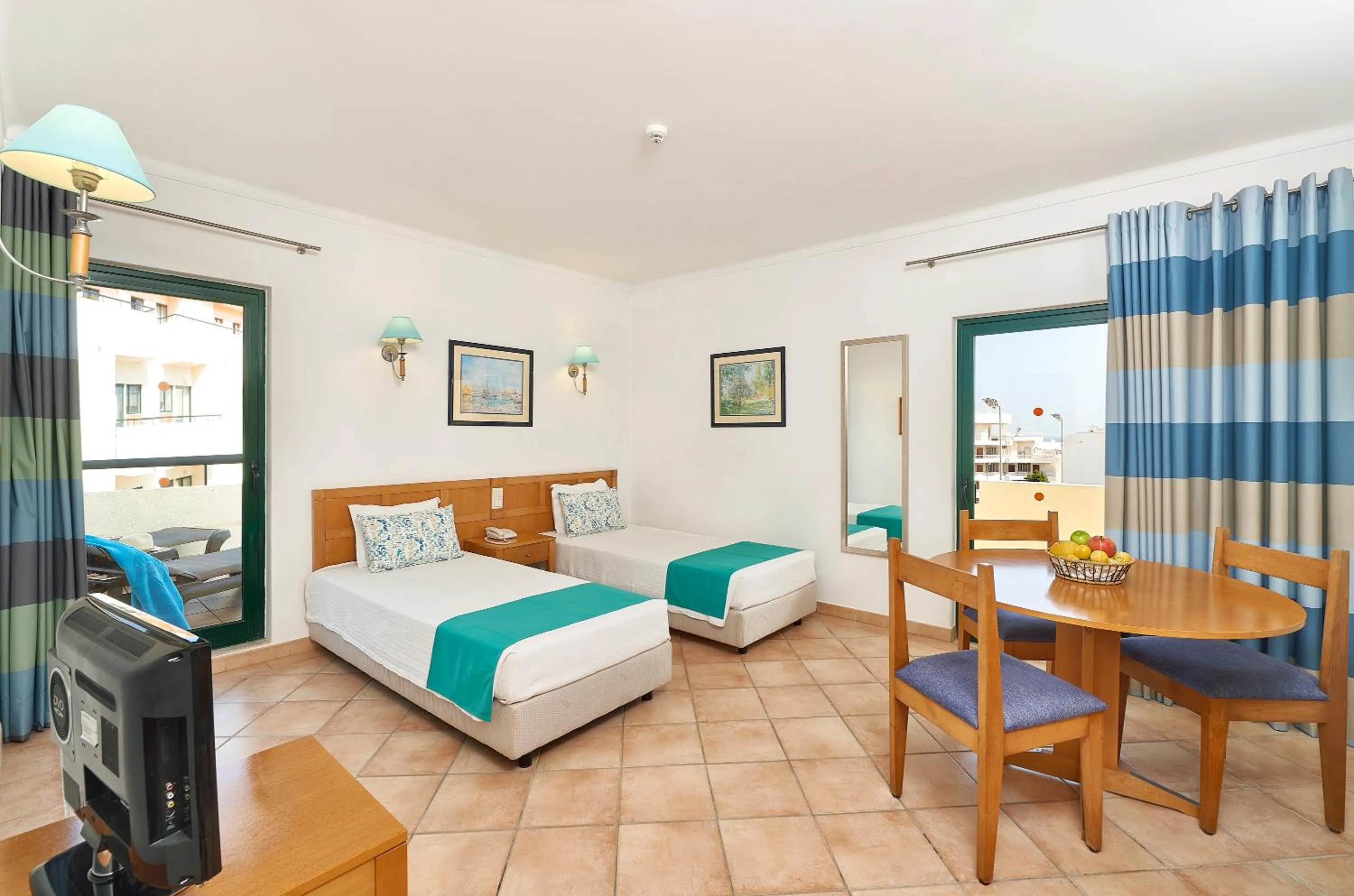 Balcony/Terrace, Bed in Oceanus Aparthotel