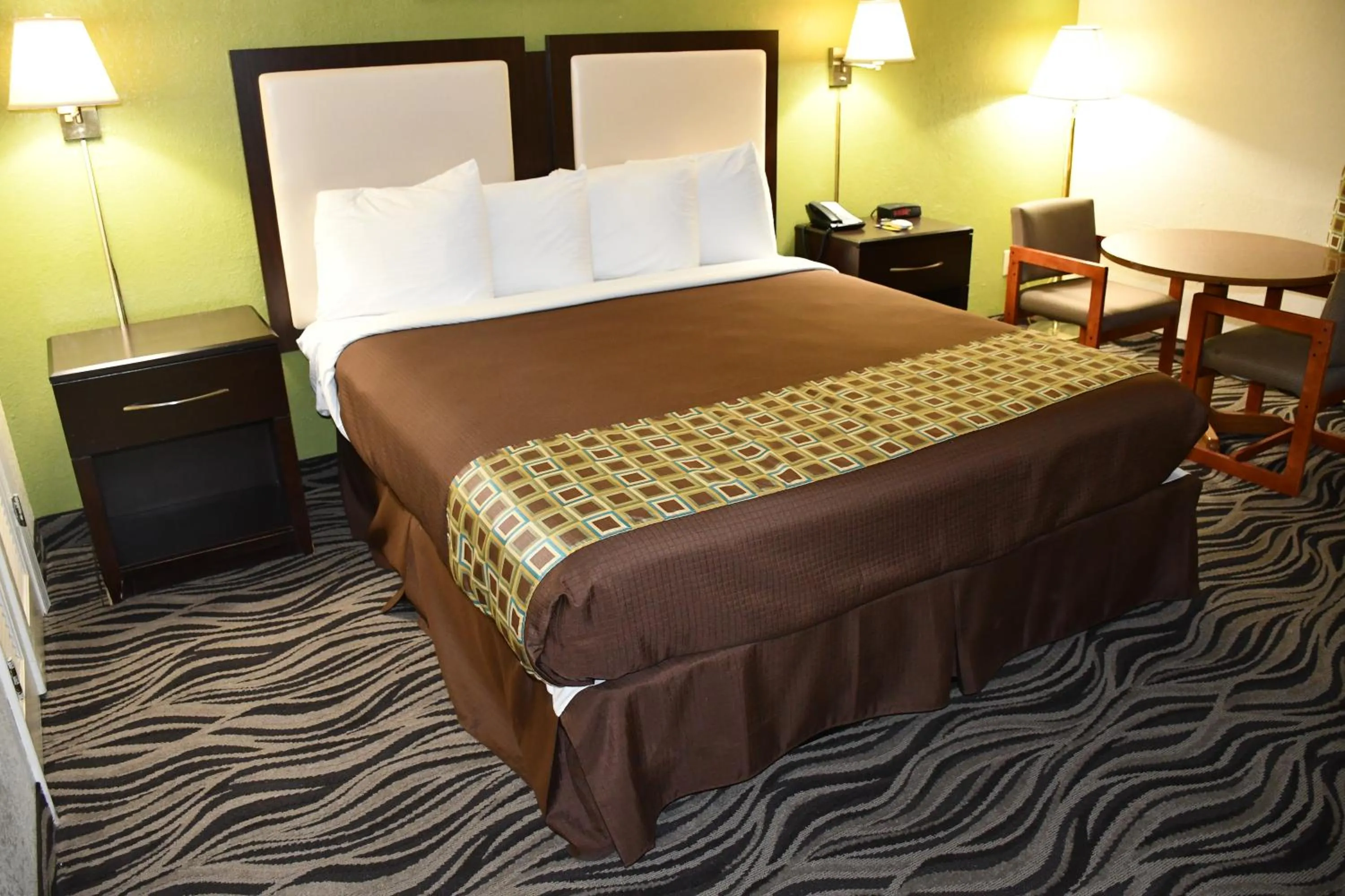 Bed in Americas Best Value Inn - Bishopville