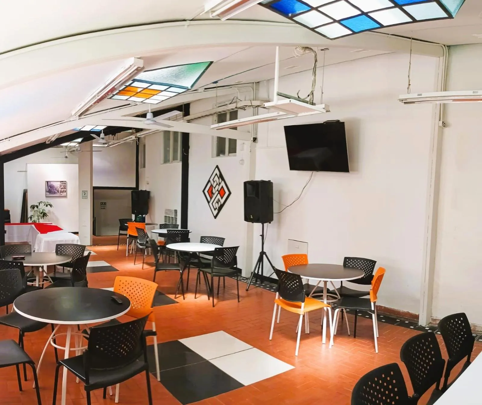 Restaurant/places to eat in Hotel Torre del Viento cali