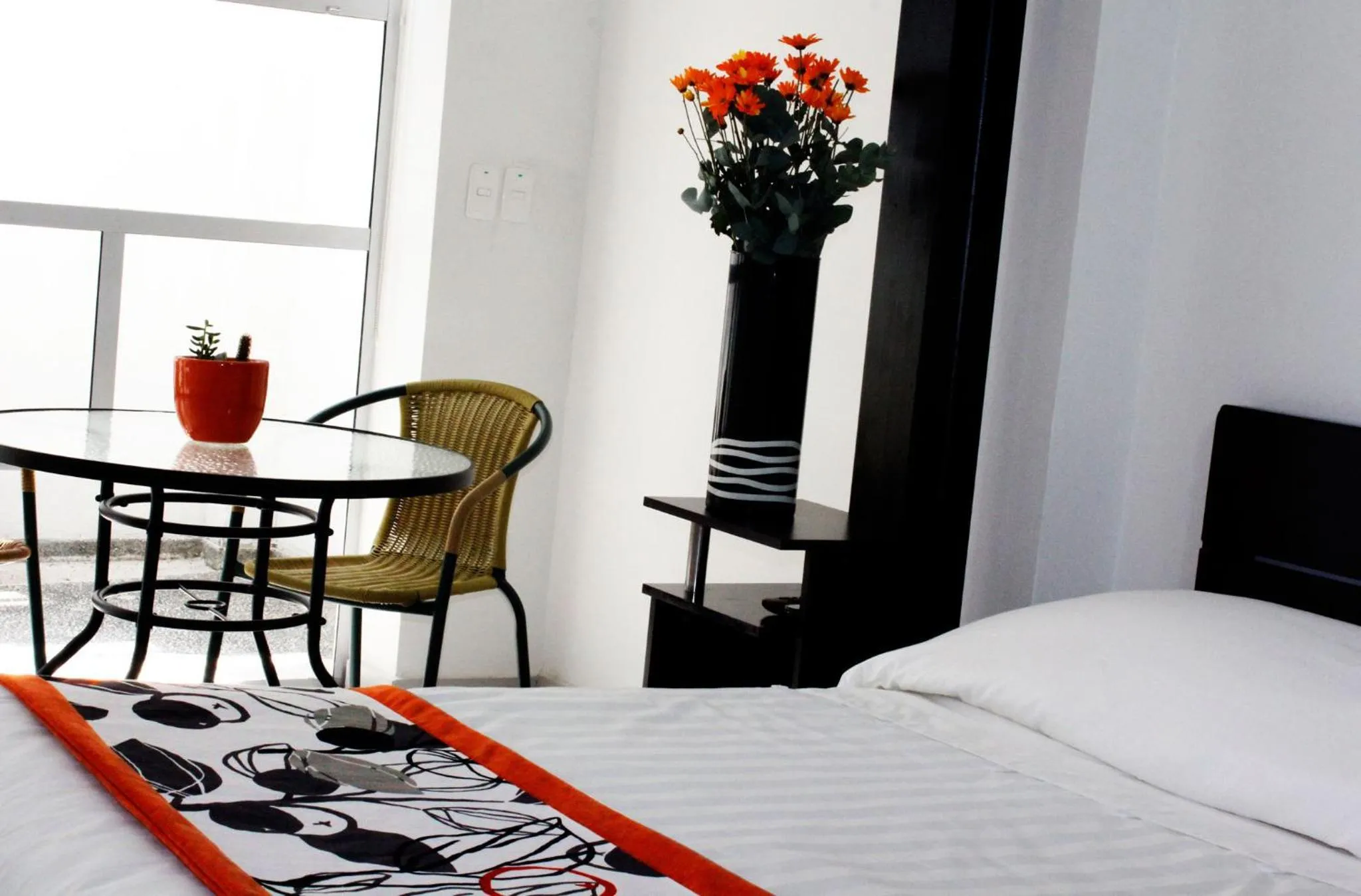 Photo of the whole room, Bed in Hotel Torre del Viento cali