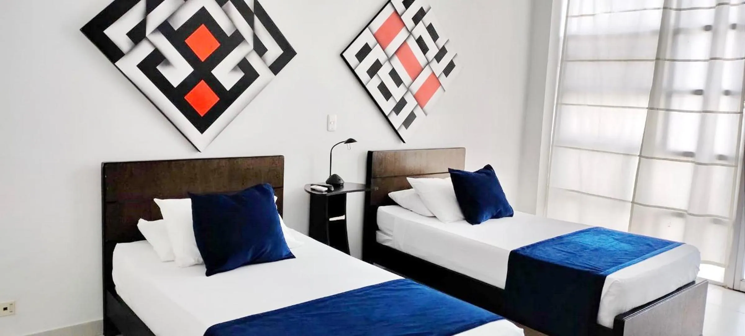 Photo of the whole room, Bed in Hotel Torre del Viento cali