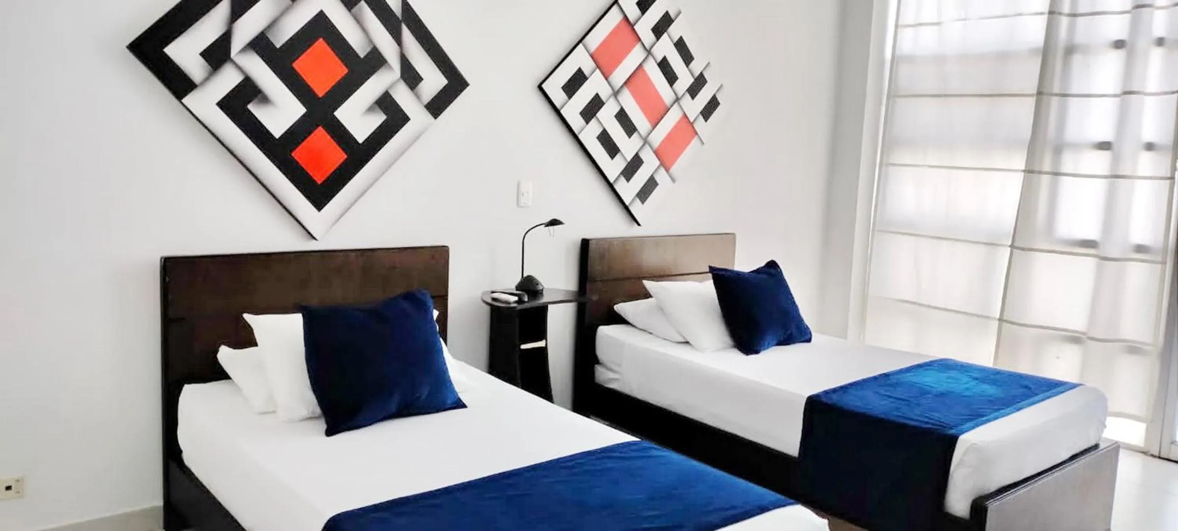 Photo of the whole room, Bed in Hotel Torre del Viento cali